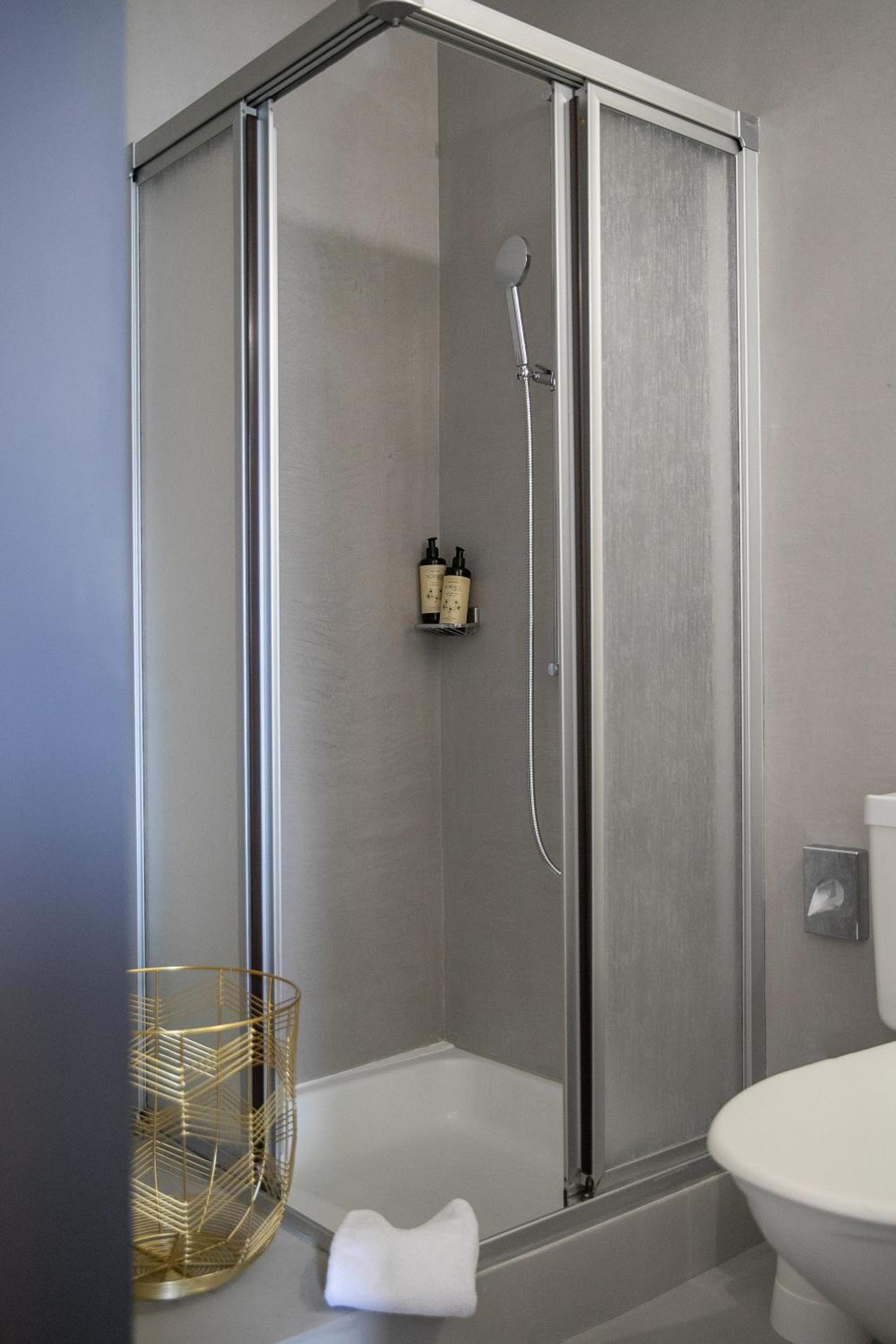 Twin Room with Lake View and Balcony - Photo 7