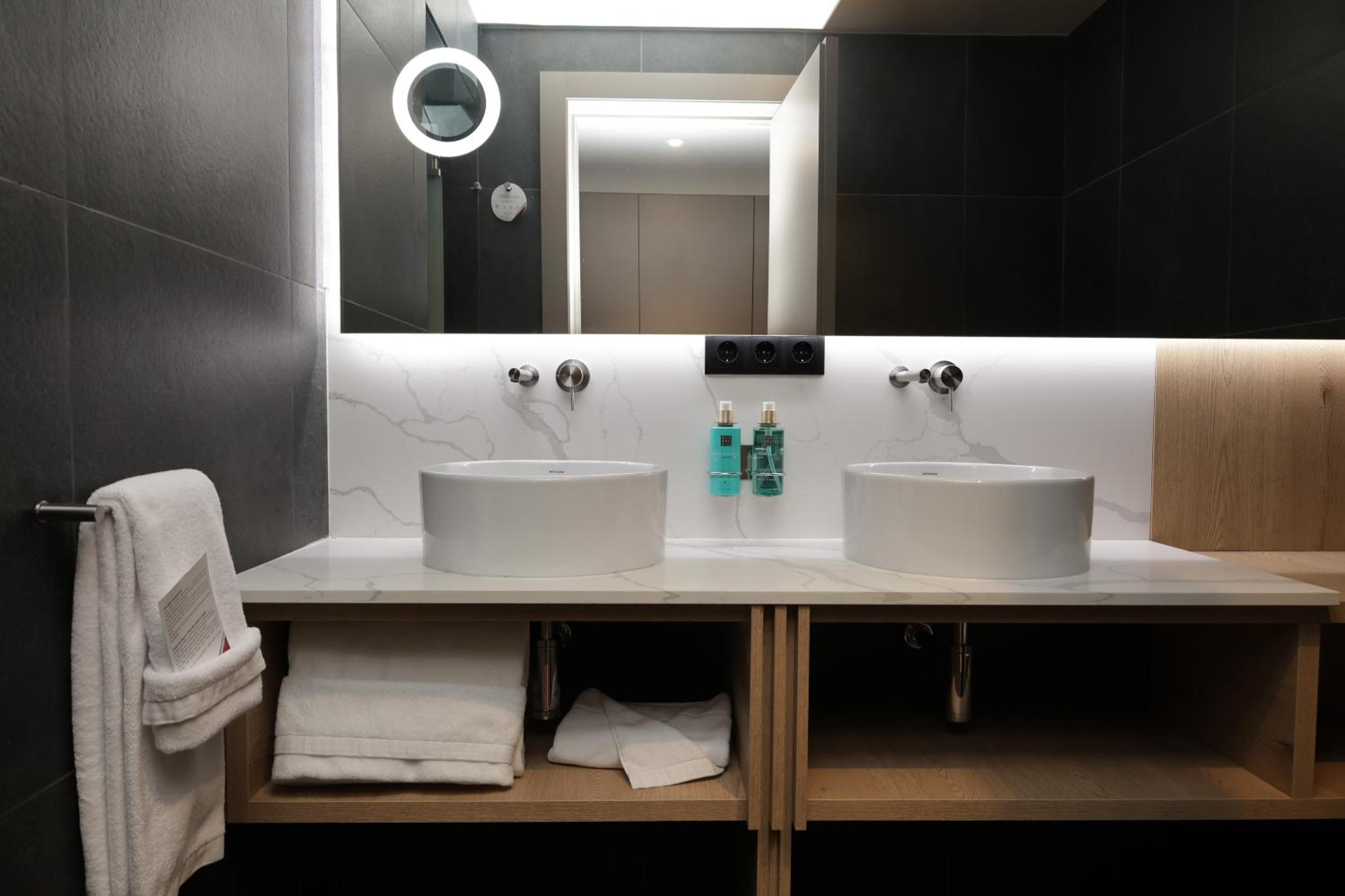 Superior Double or Twin Room photo 3
