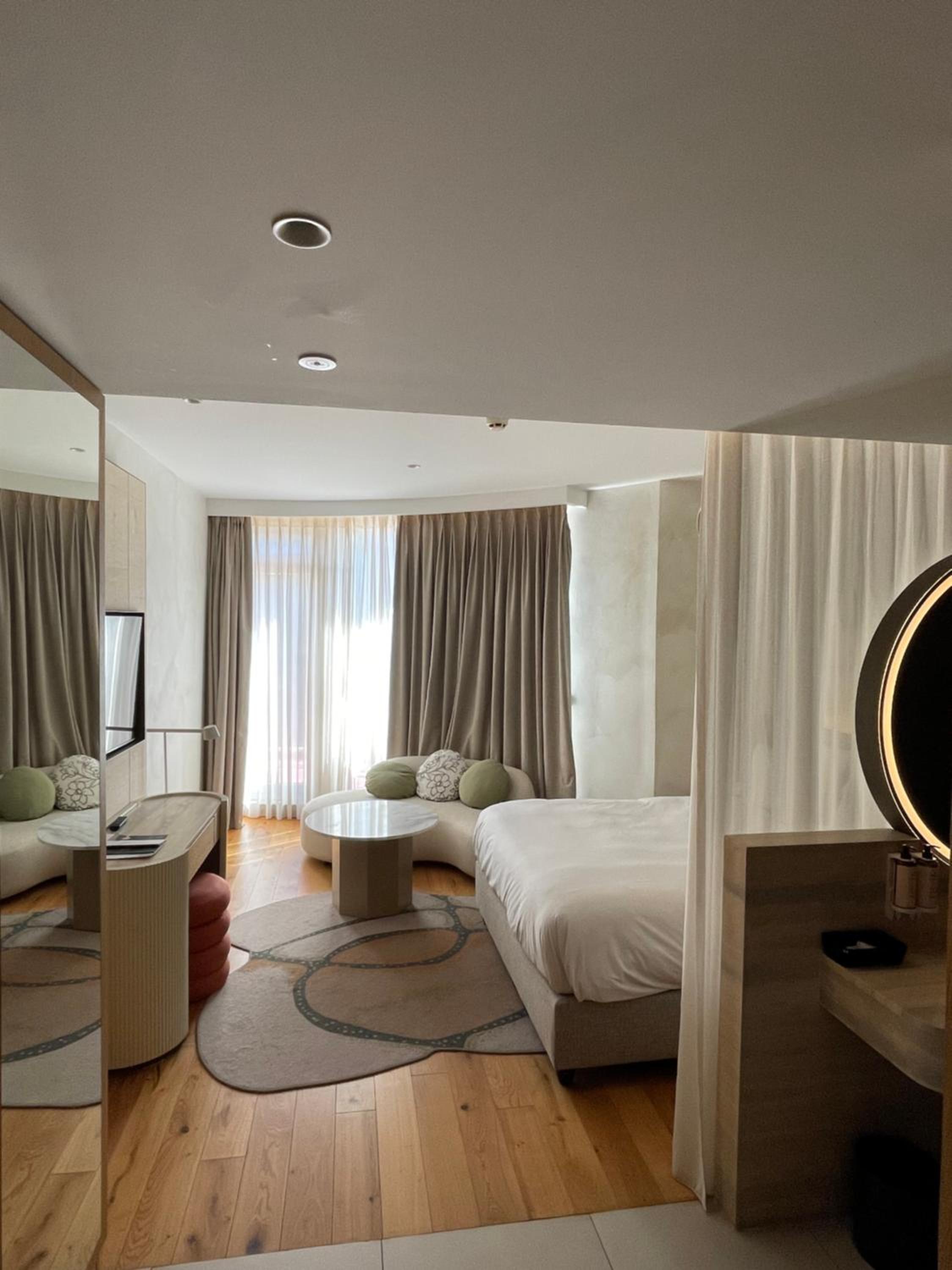 Deluxe King Room with Balcony - Photo 1