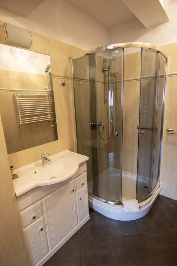 Suite - Photo 13