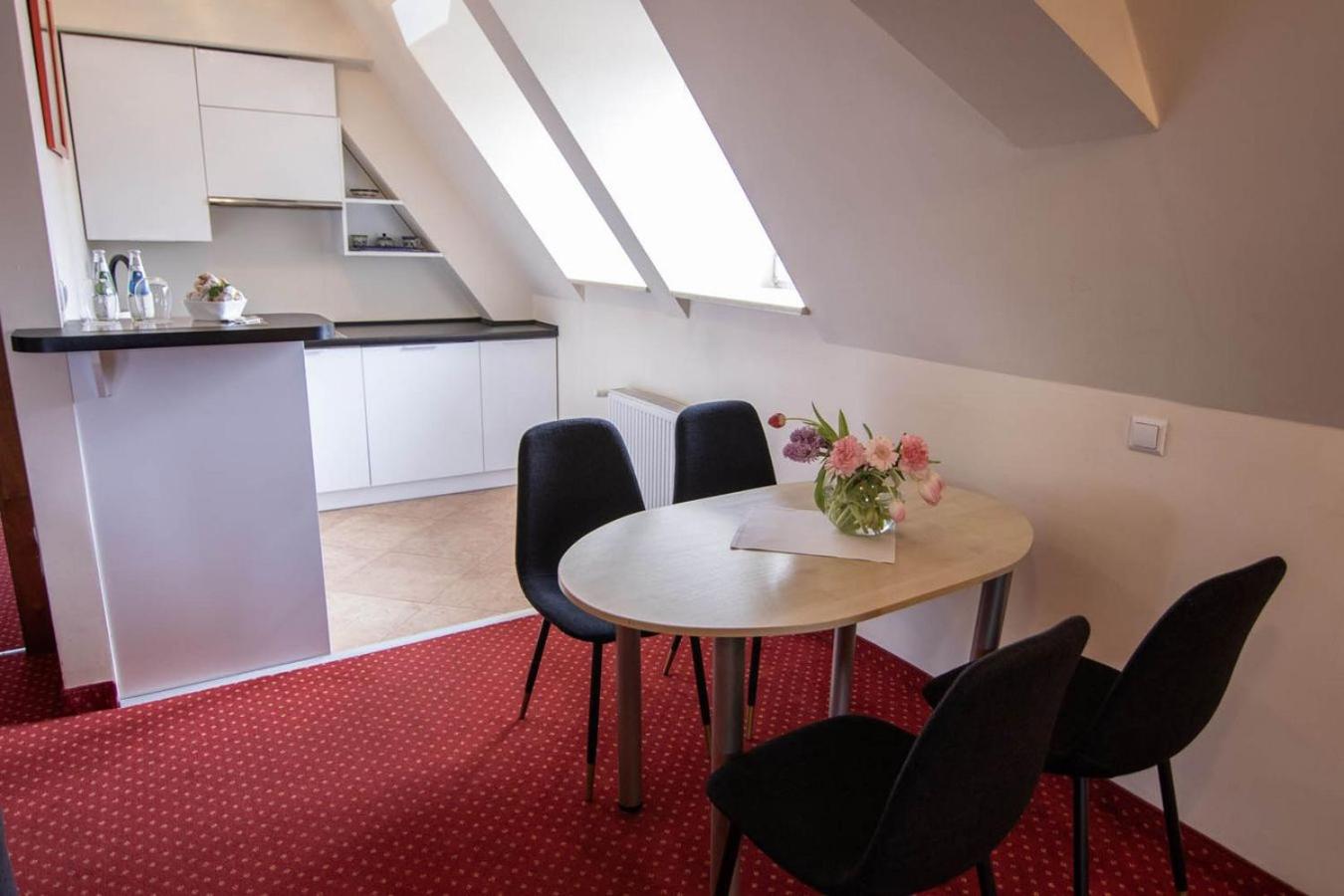 Suite - Photo 9