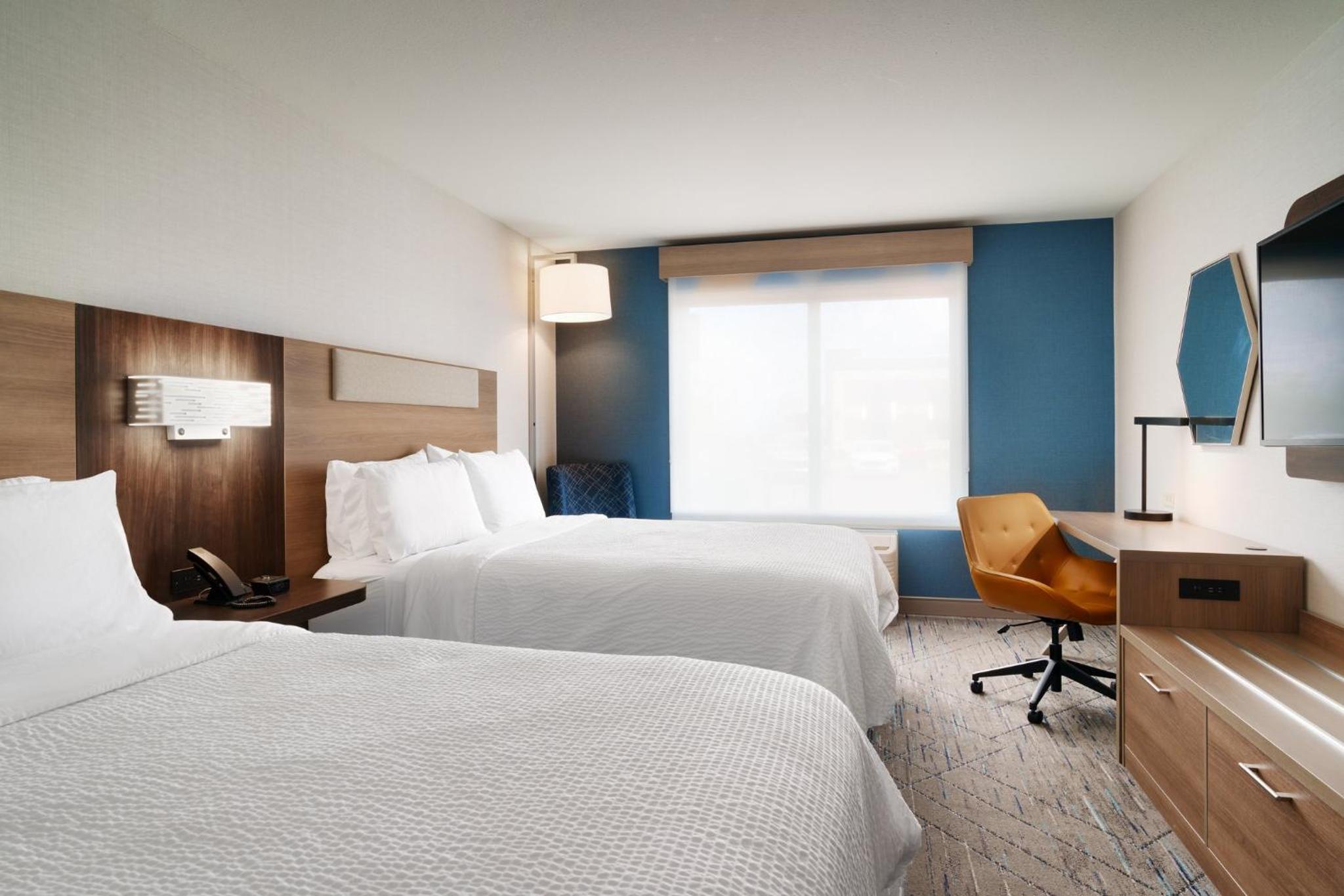 Standard Room with Two Queen Beds - Photo 3