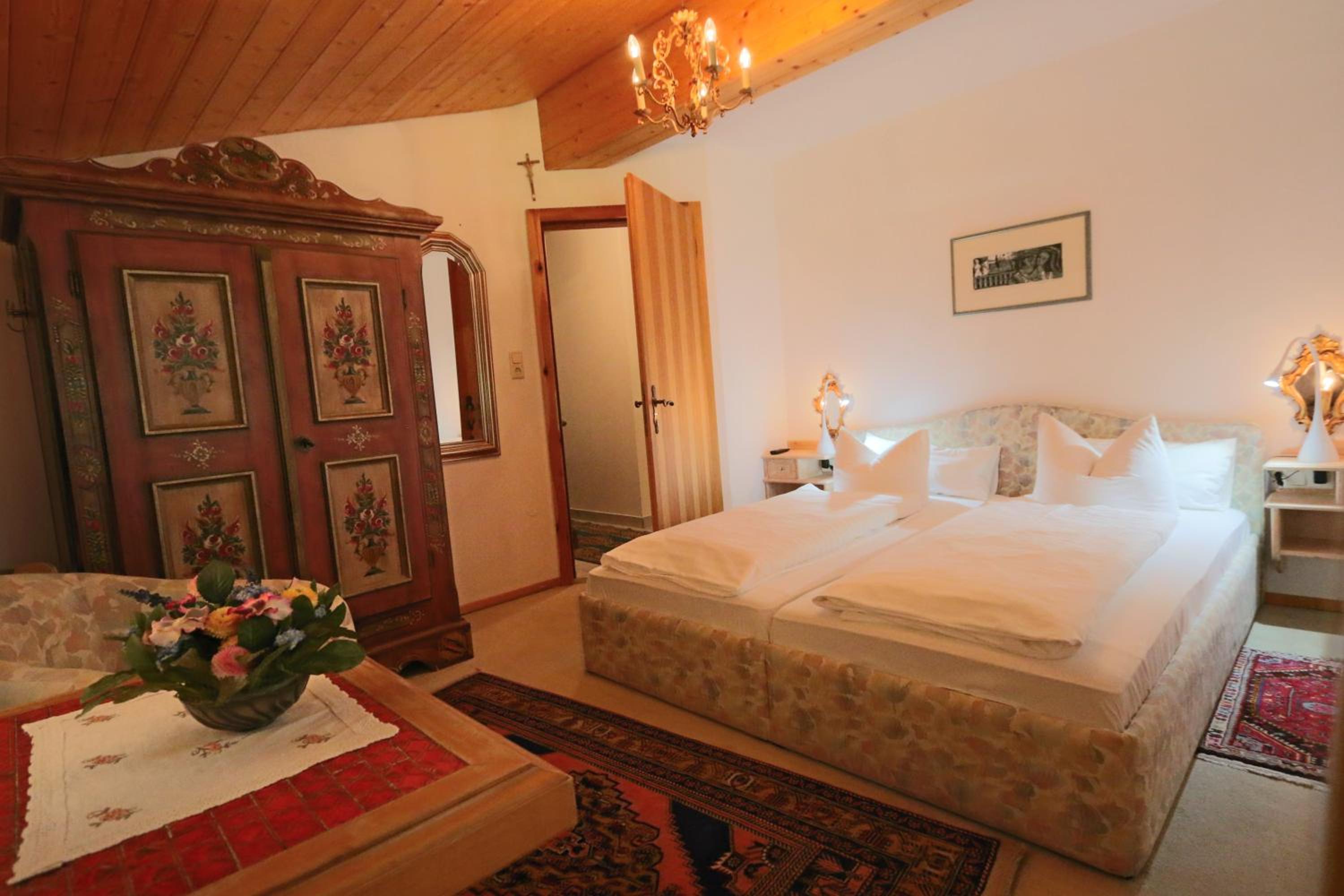 Two-Bedroom Apartment with Mountain View - Photo 2