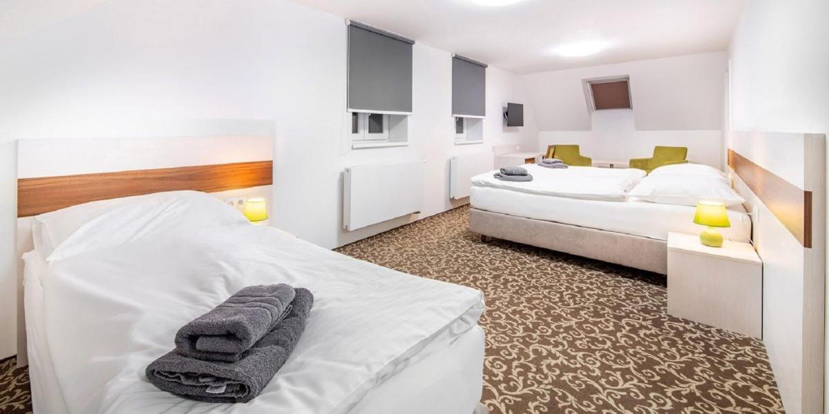 Deluxe Family Suite - Photo 8