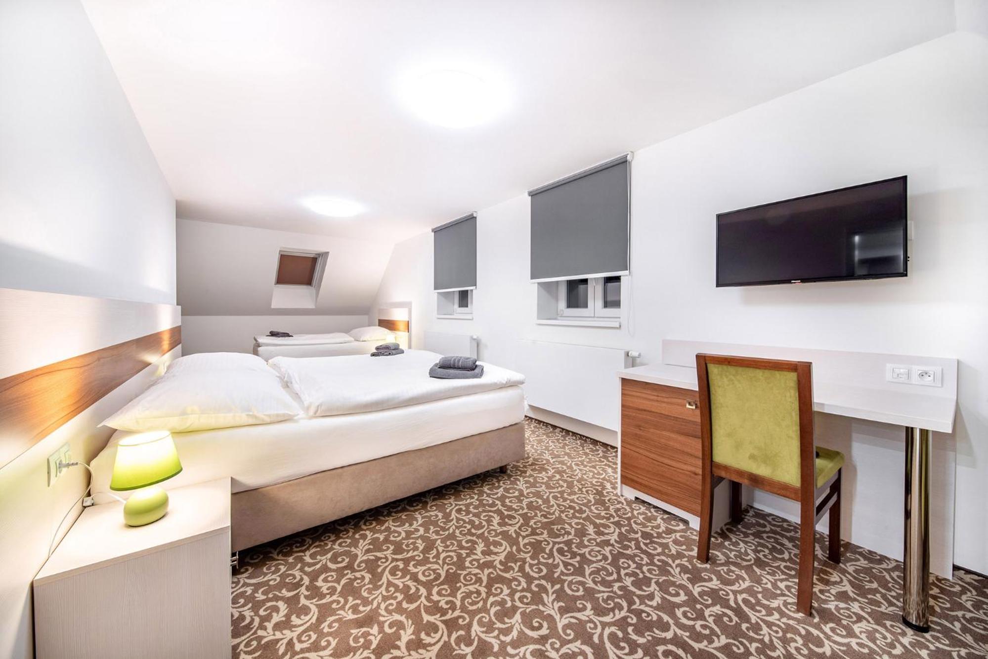 Deluxe Family Suite - Photo 7