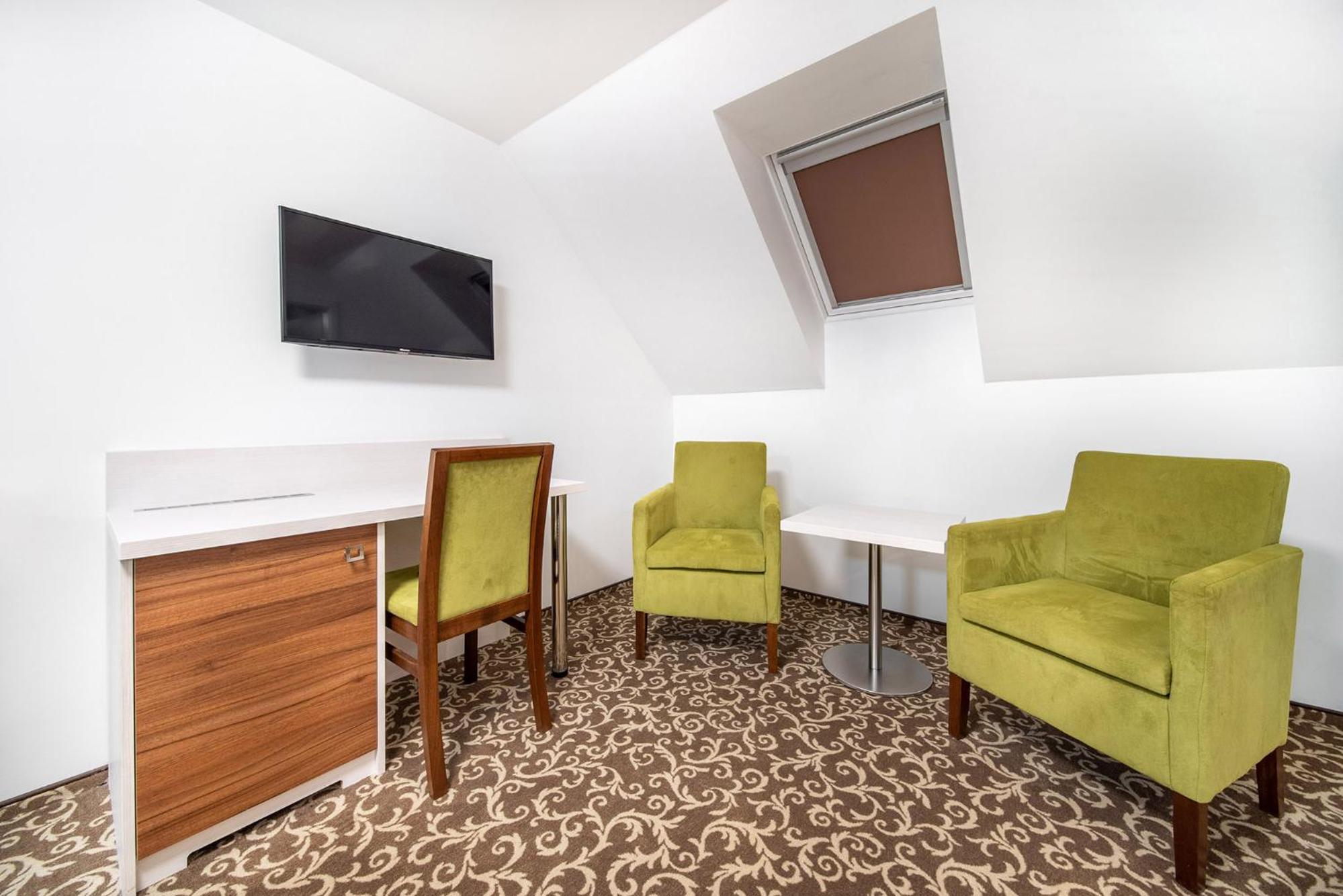 Deluxe Family Suite - Photo 6