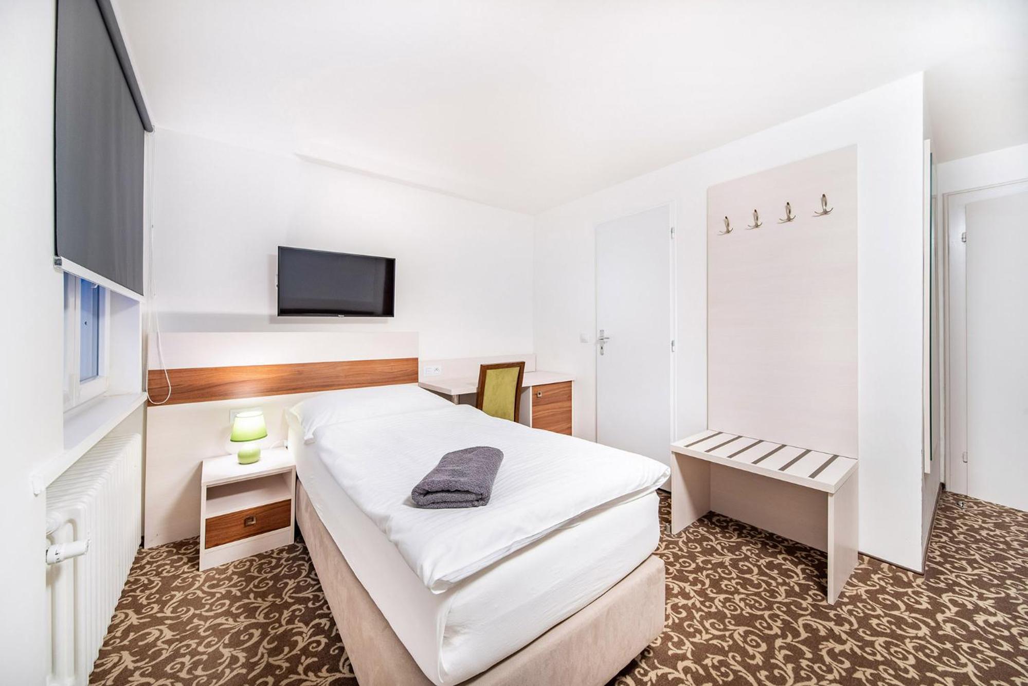 Twin Room with Private Bathroom - Photo 3