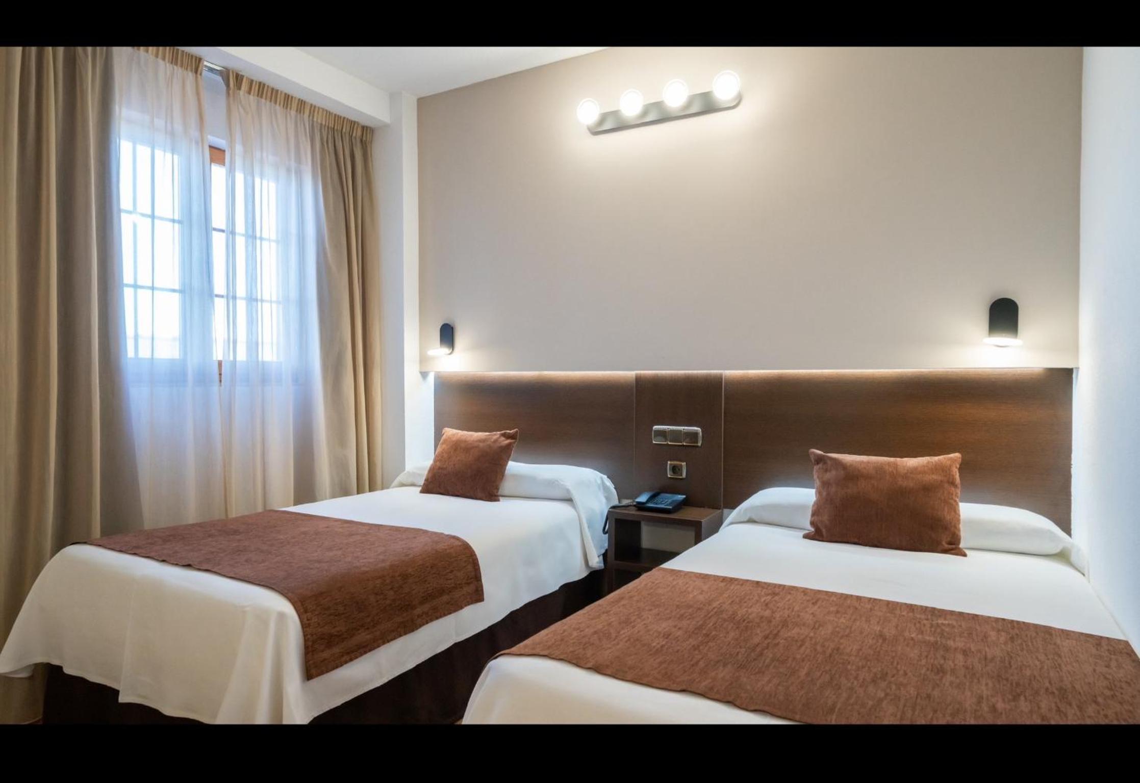Economy Twin Room - Photo 3