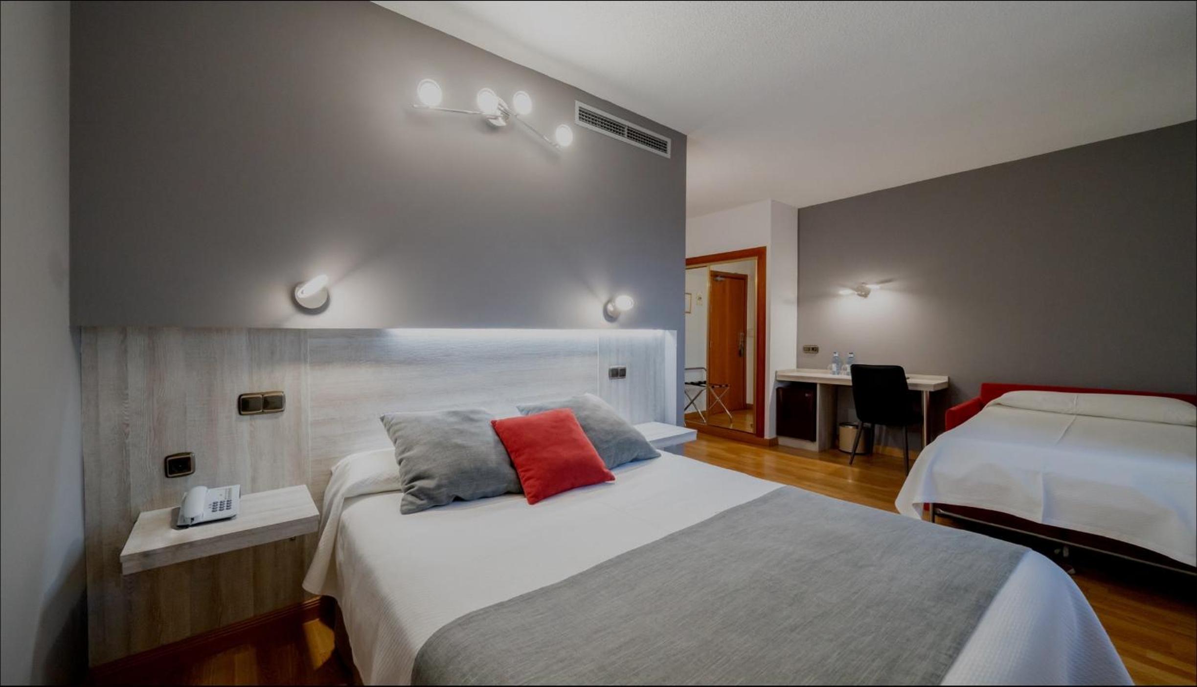 Superior Double or Twin Room (2 Adults + 1 Child) - Photo 5