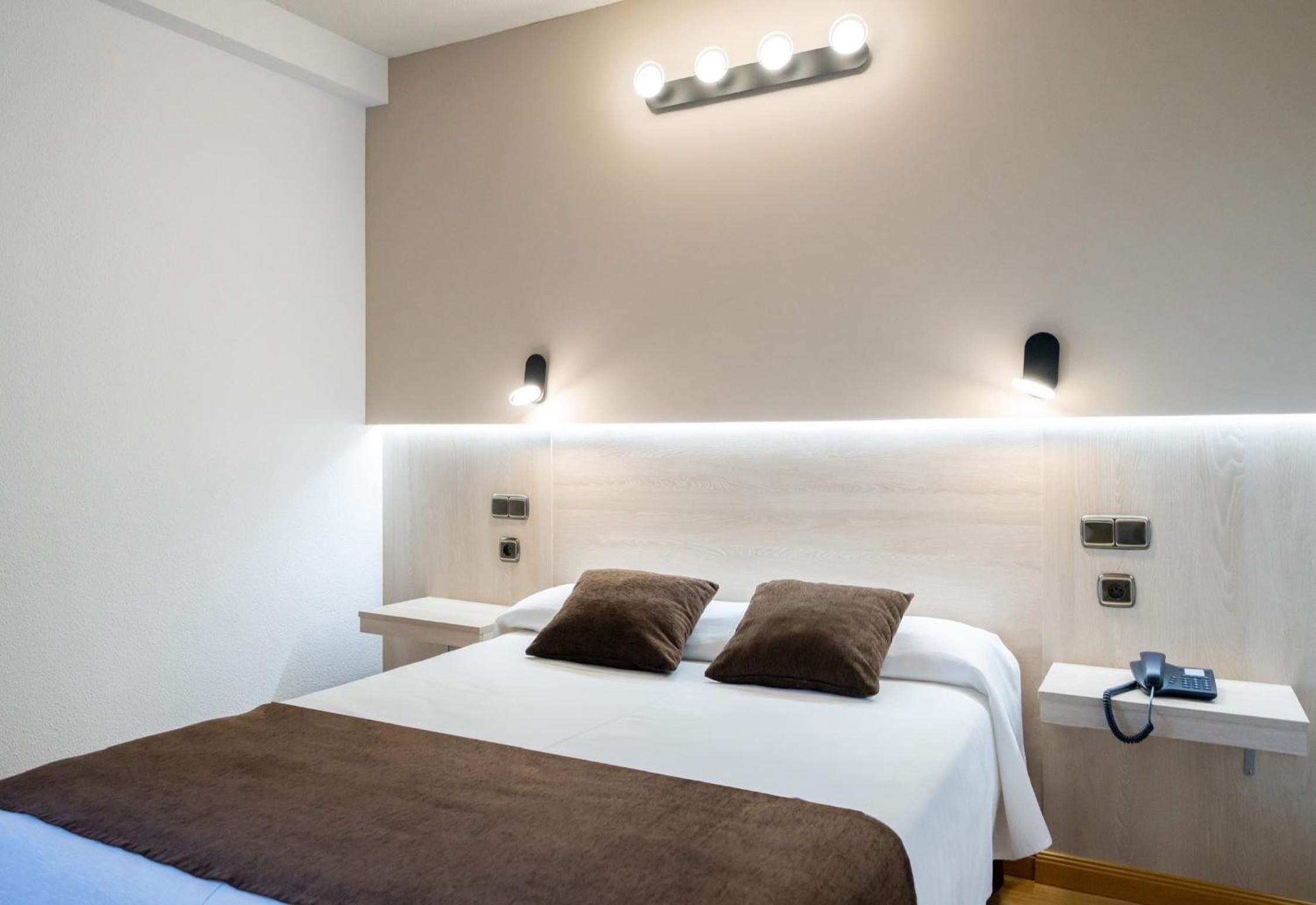 Economy Twin Room - Photo 4