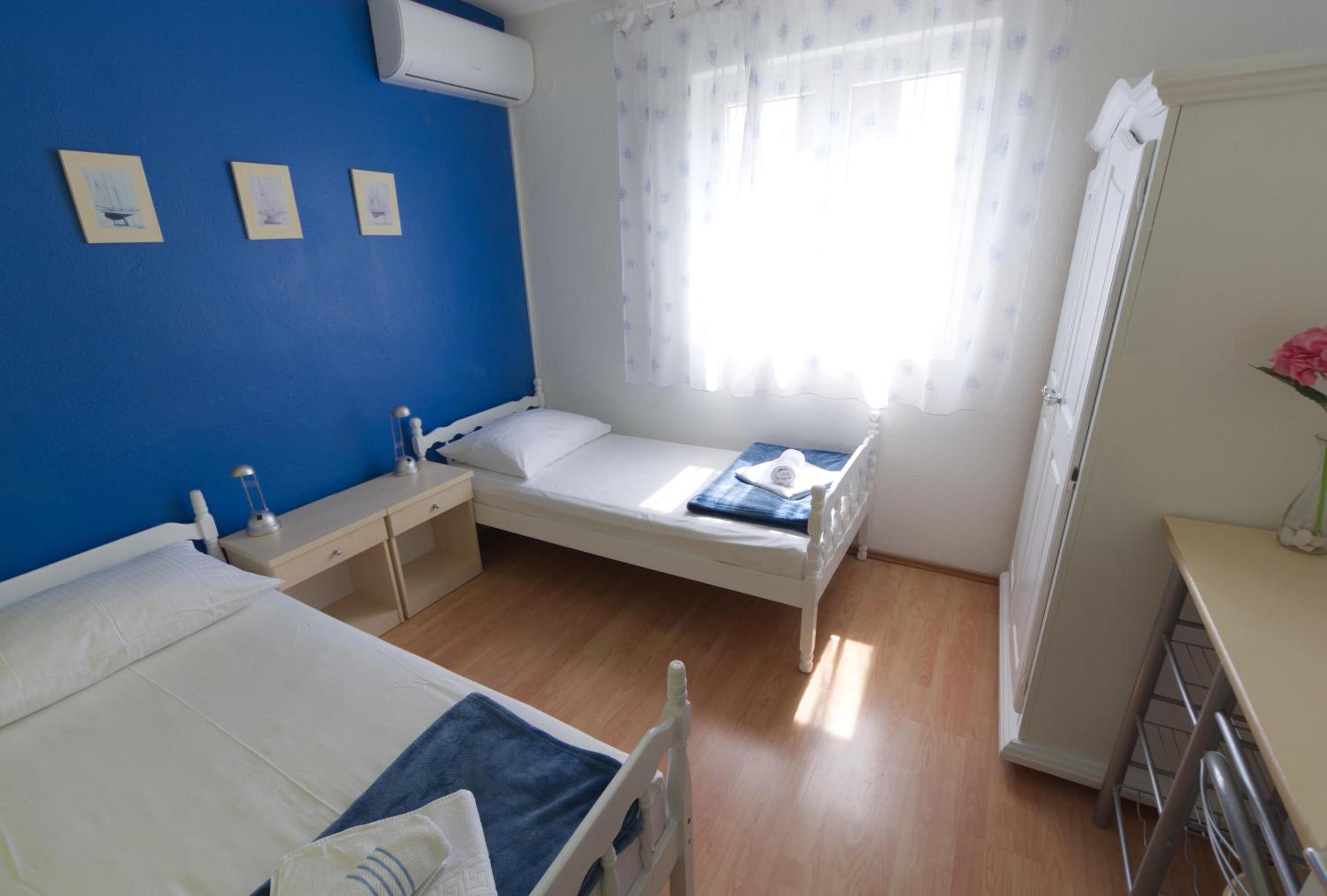Twin Room with Shared Bathroom photo 2