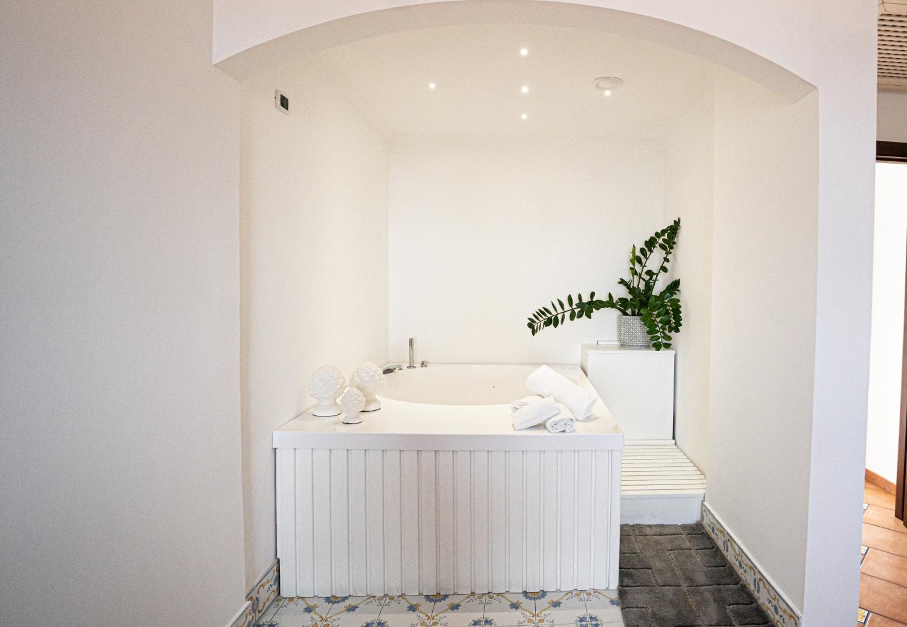 Suite - Photo 11