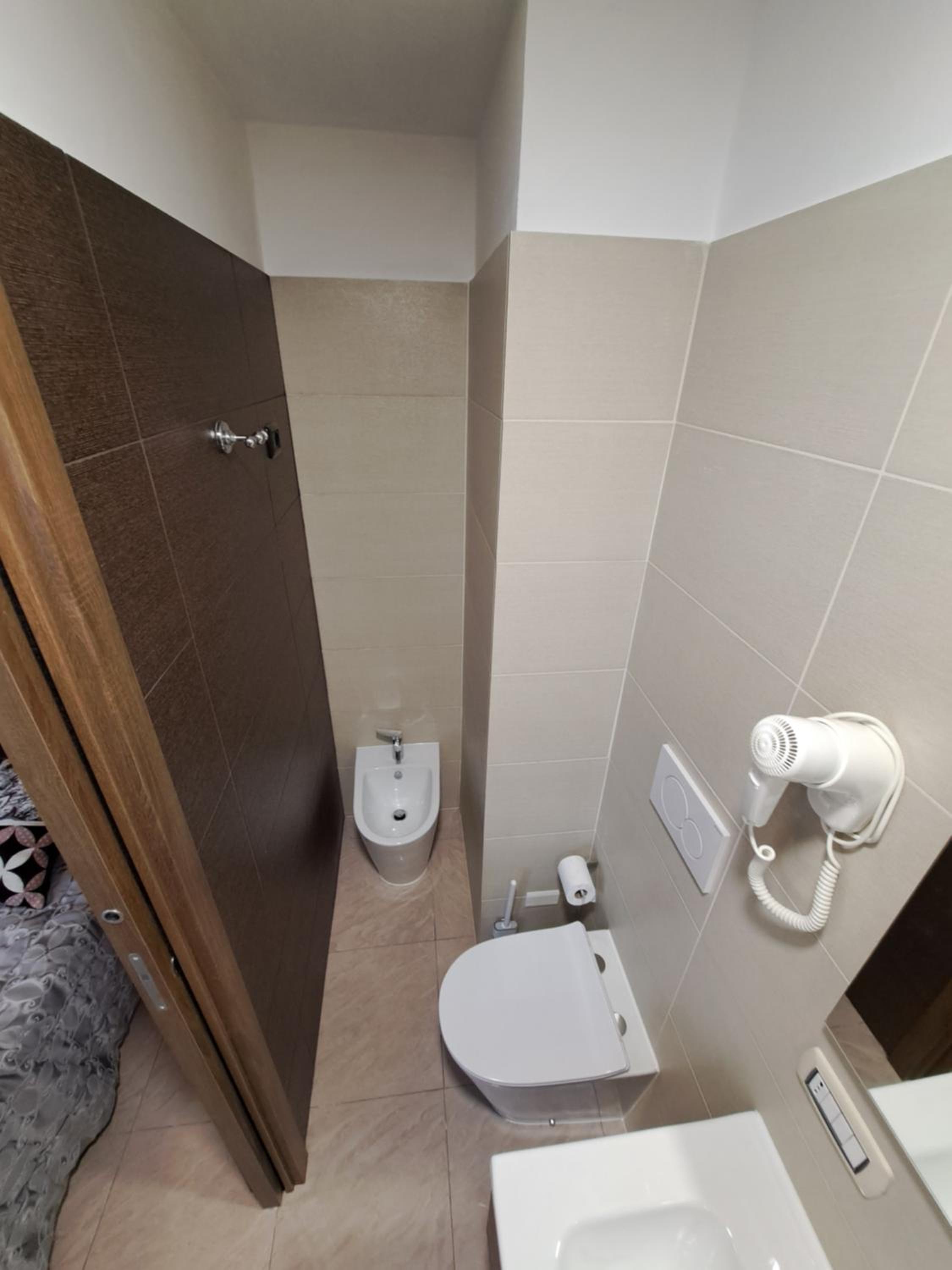 Double Room with Private Bathroom - Photo 6