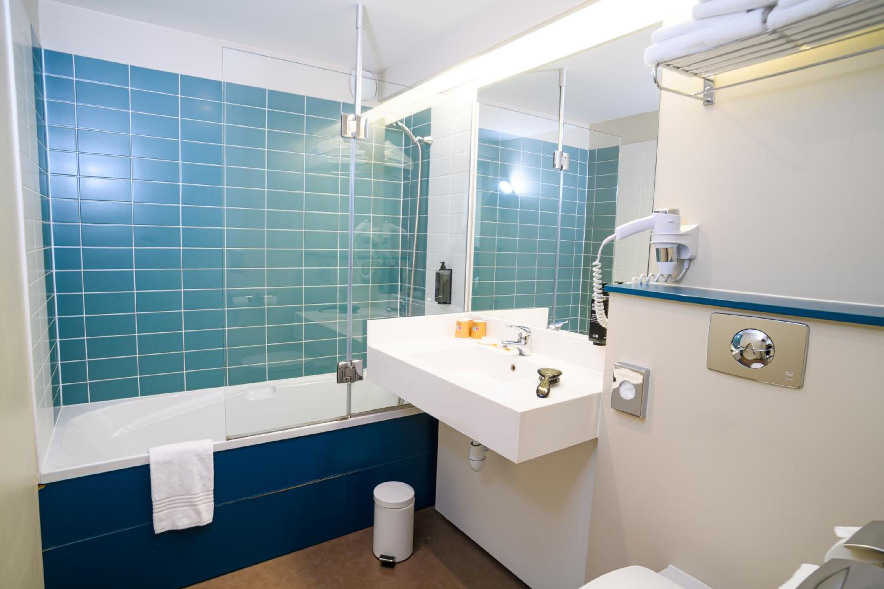 Standard Twin Room with Sofa - Photo 5