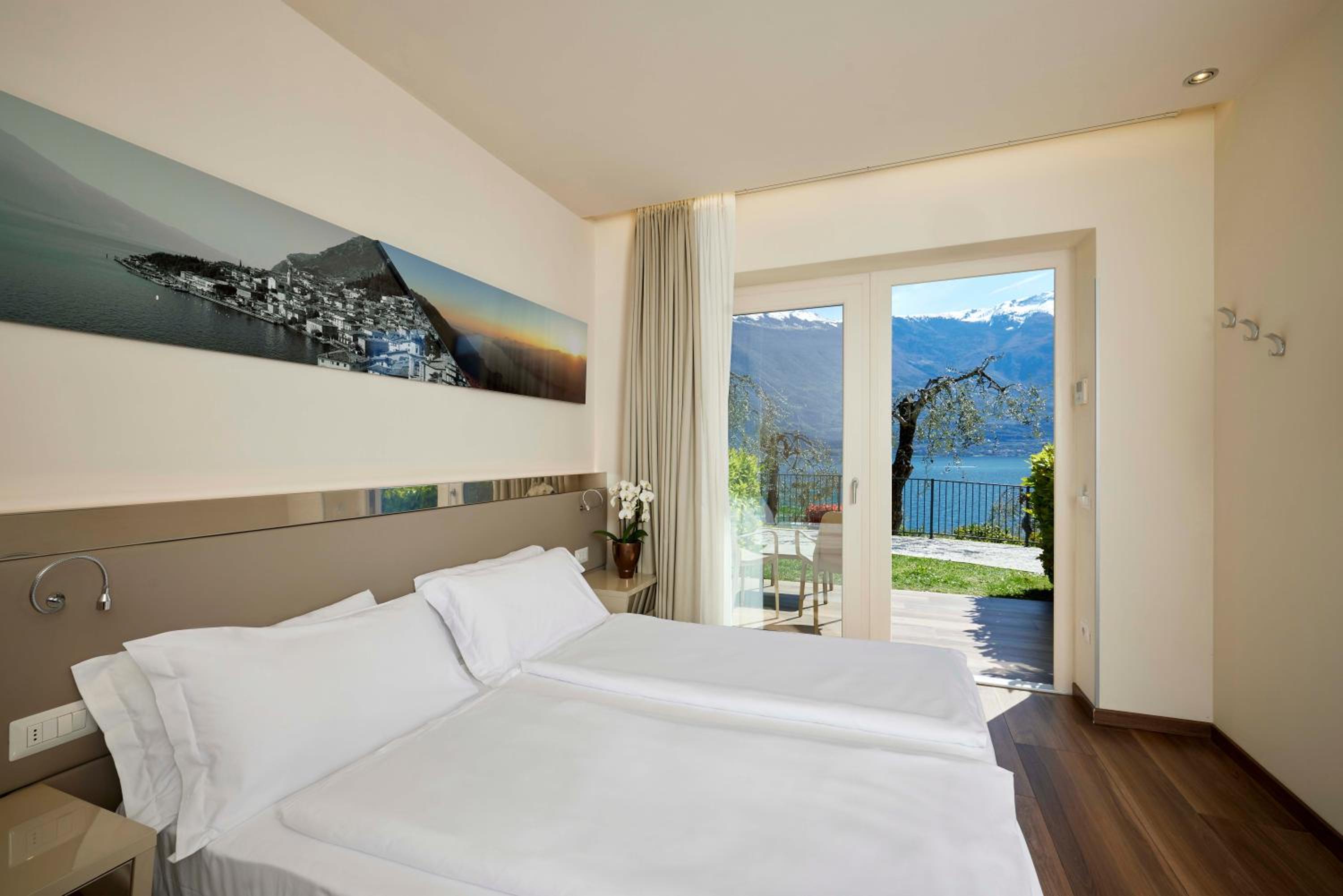 Doppelzimmer mit Garten und teilweisem Blick