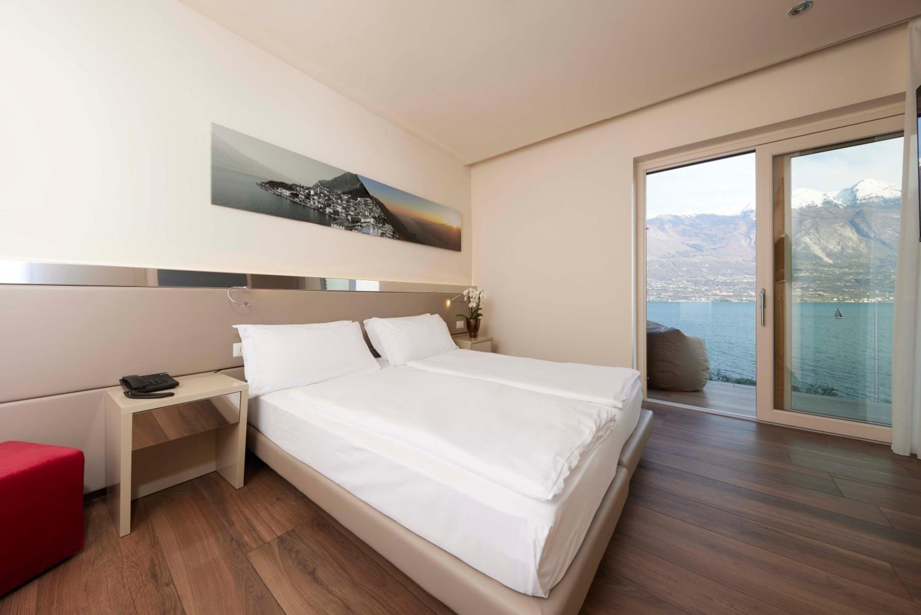 Superior Doppel- oder Zweibettzimmer mit Seeblick und Balkon