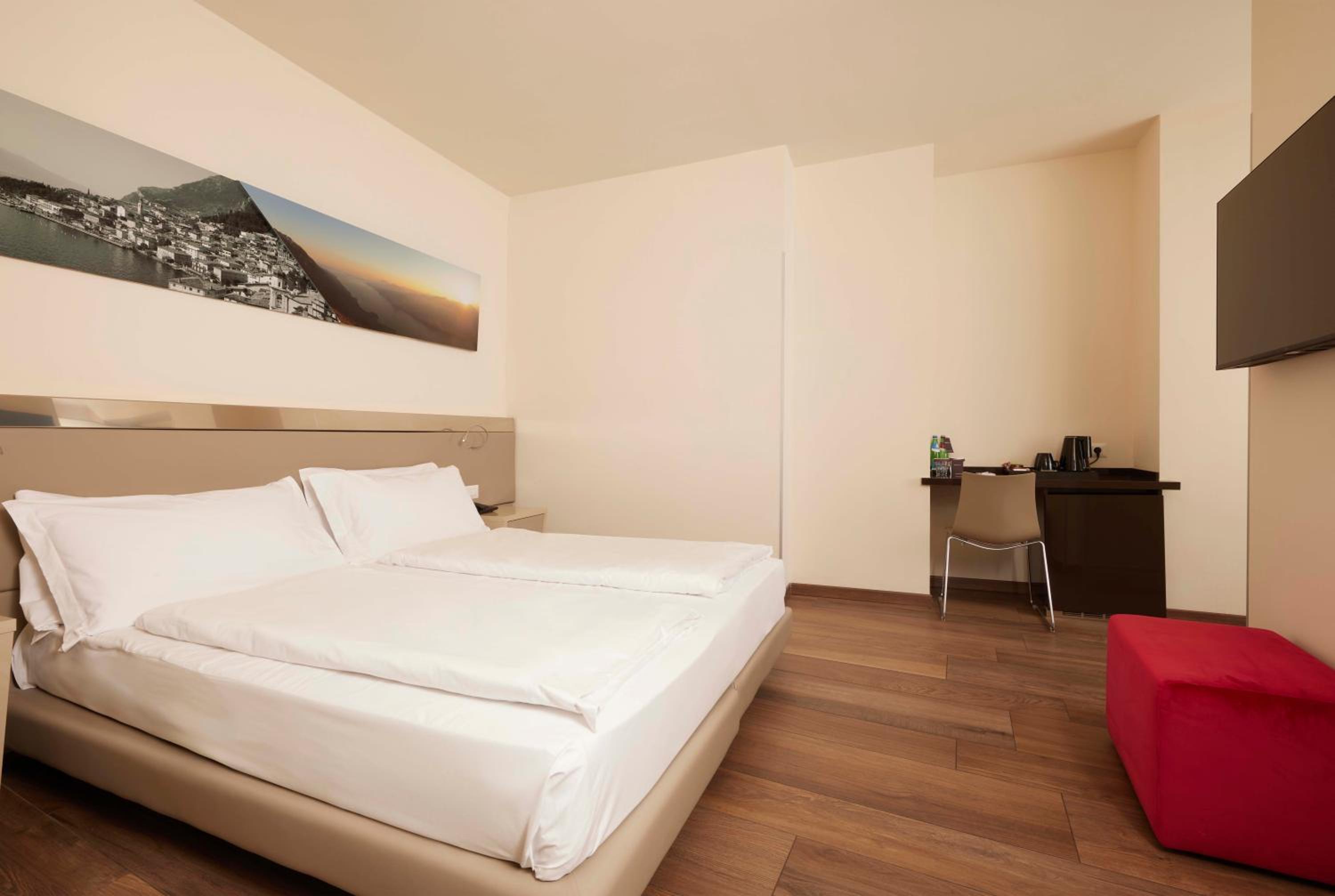 Superior Double or Twin Room with Garden photo 2