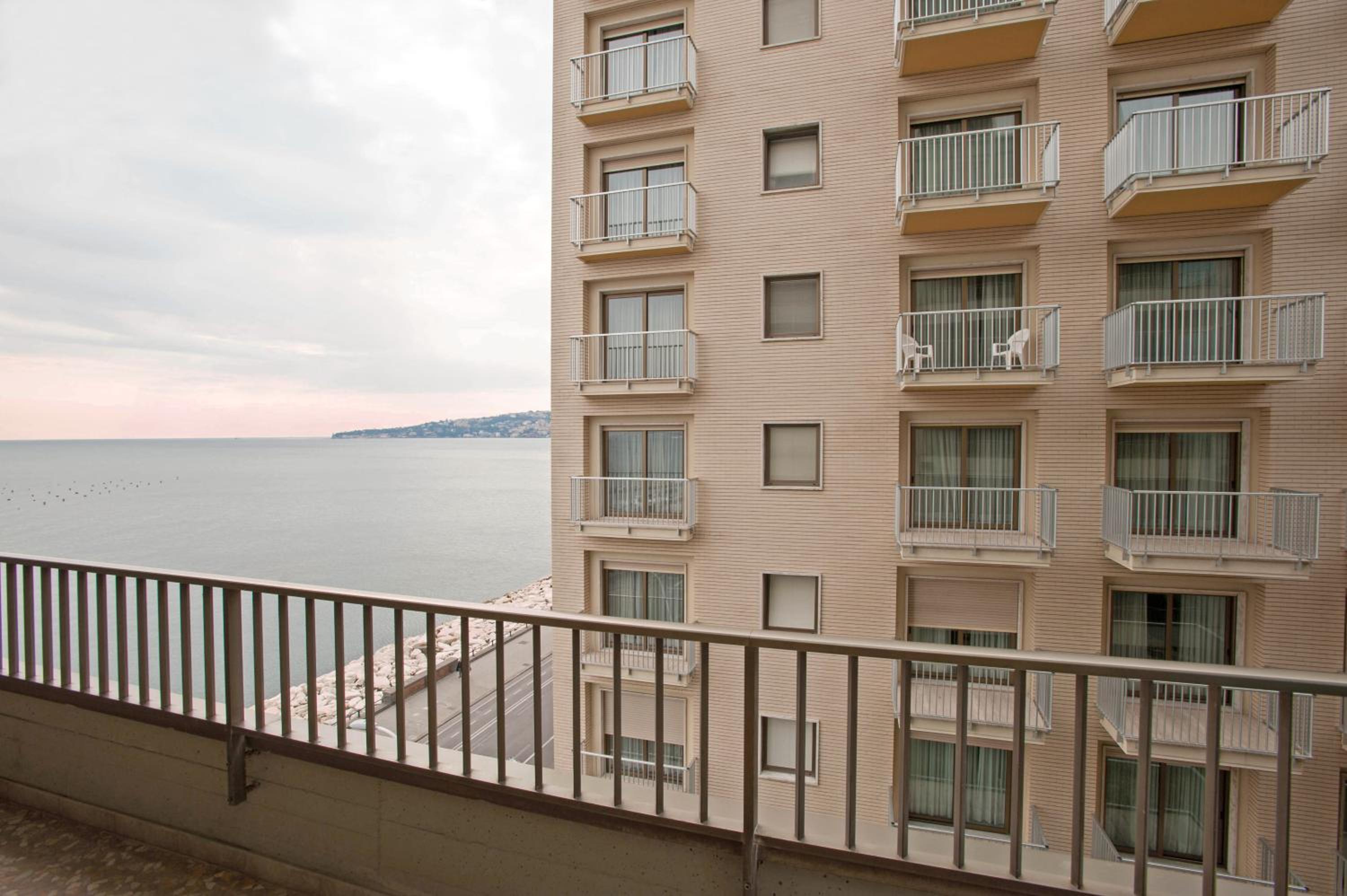 Double or Twin Room with Partial Sea View thumbnail 5