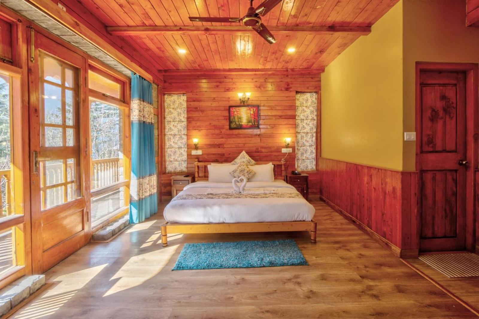 Deluxe mountain view room with balcony