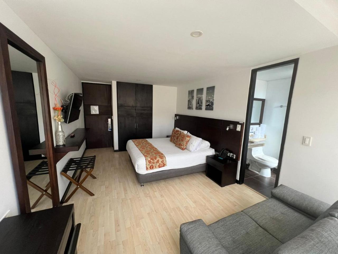 Queen Room with Balcony photo 1