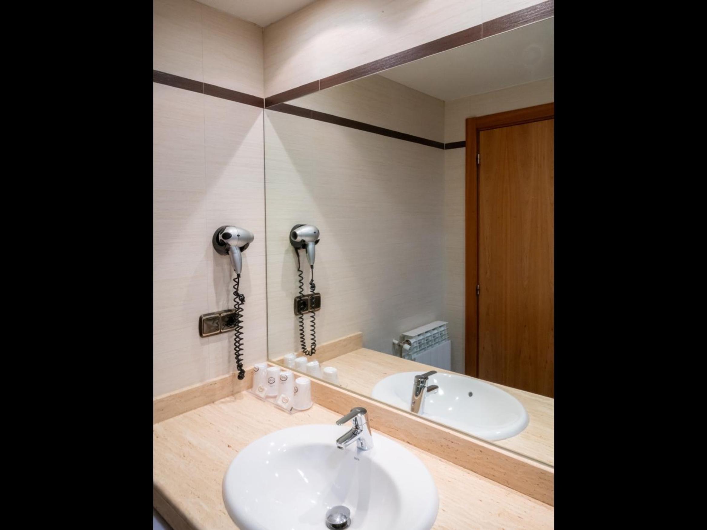 Double or Twin Room - Photo 6