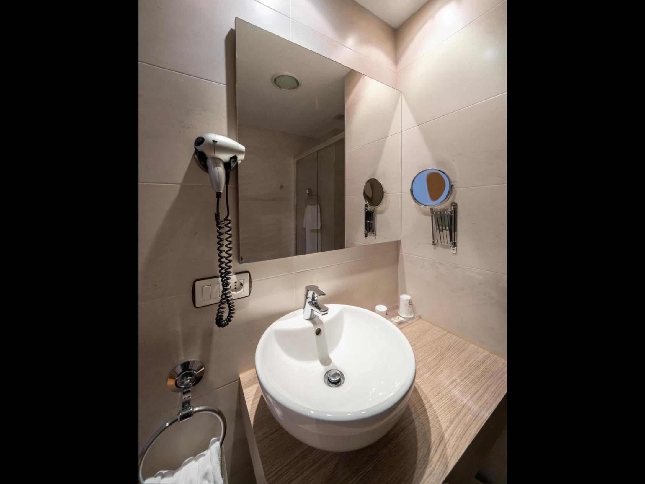 Double or Twin Room - Photo 7
