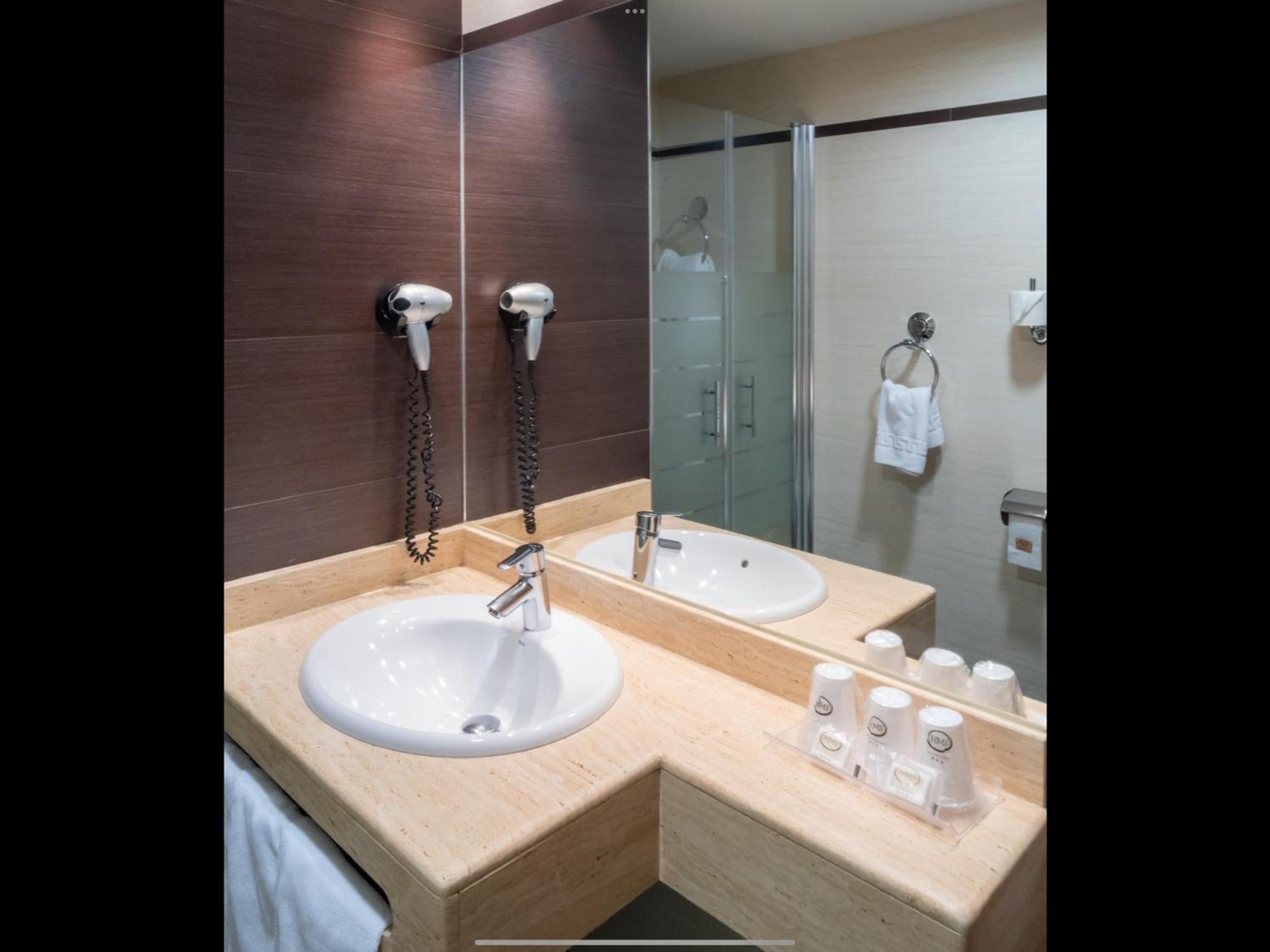 Double or Twin Room - Photo 9