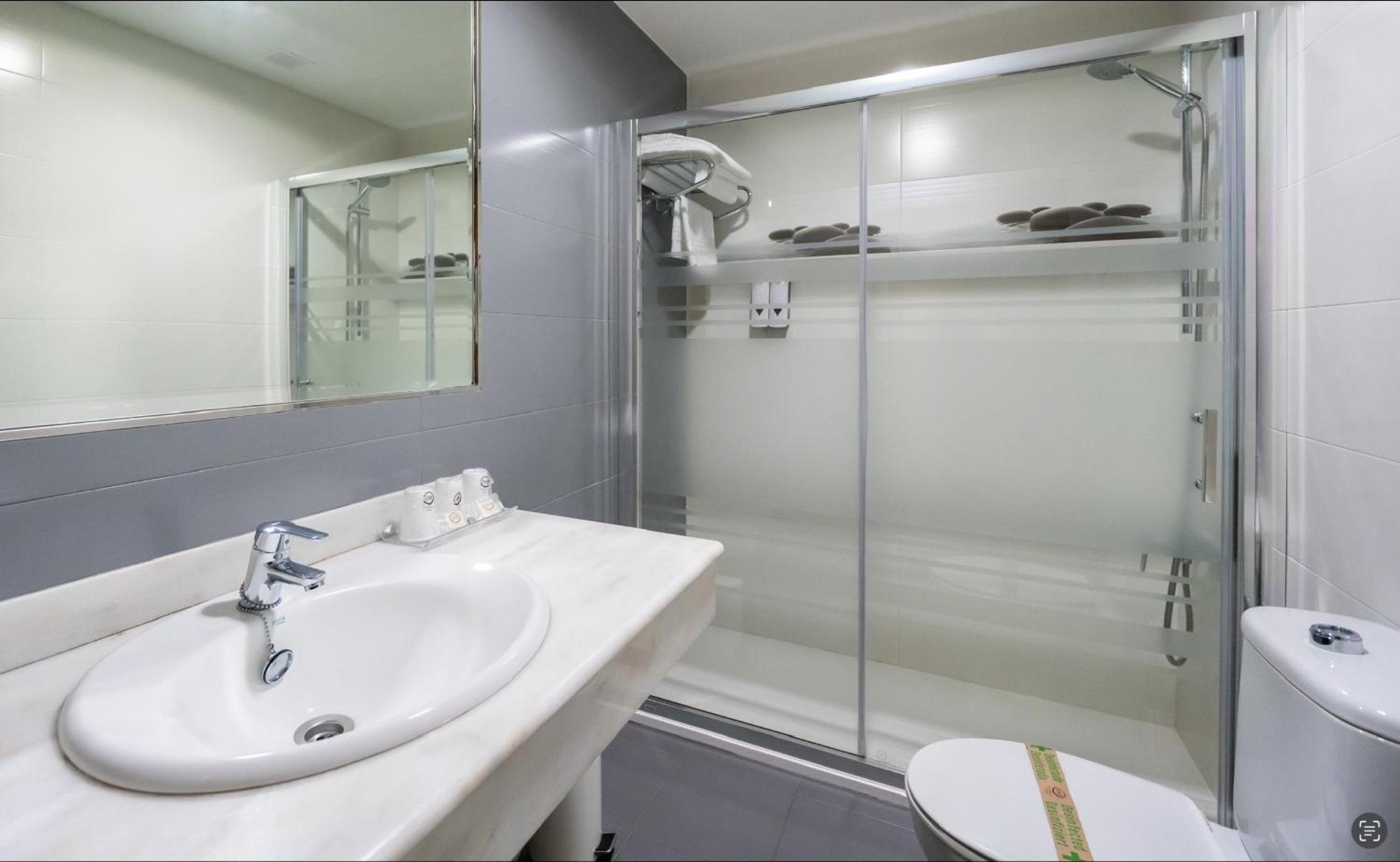 Double or Twin Room - Photo 11