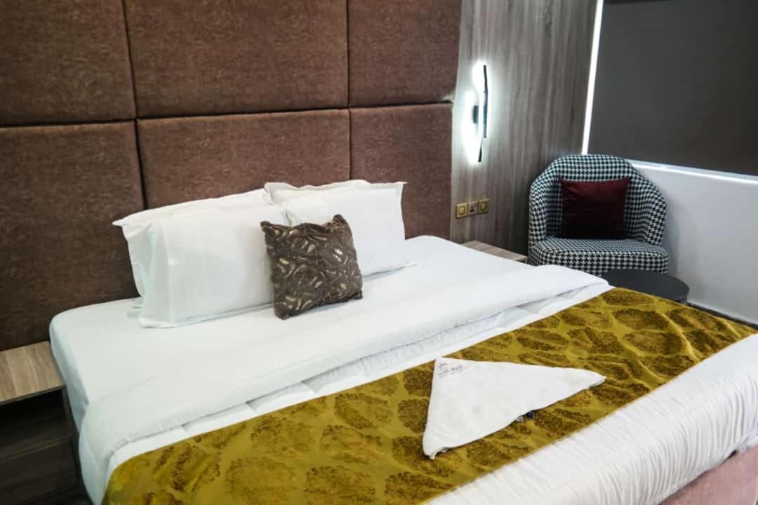 Budget Double Room - Photo 11