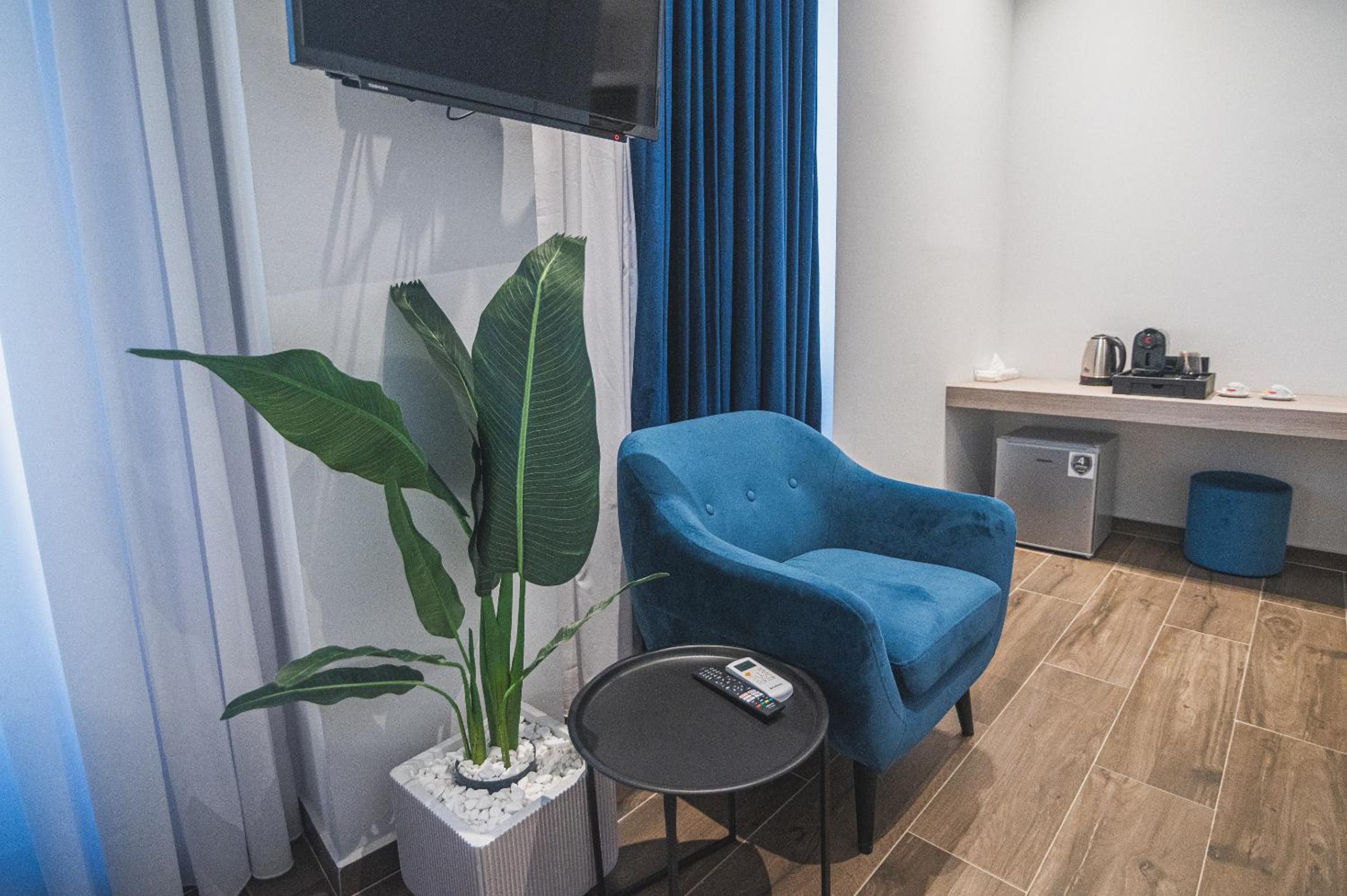 Junior Suite with Balcony & City View photo 2