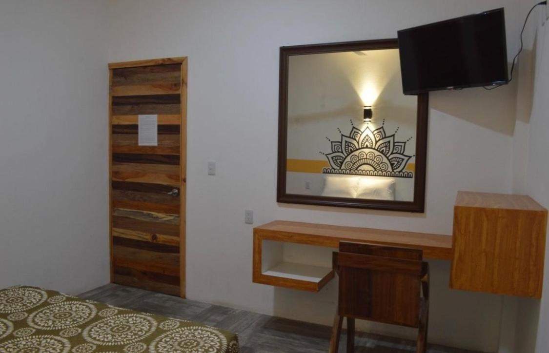 Standard Queen Room - Photo 11