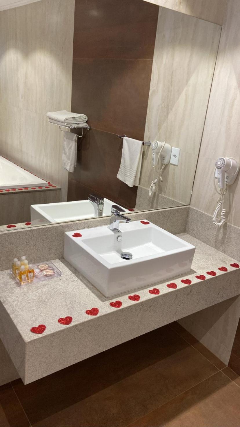 Deluxe Suite with Spa Bath - Photo 9