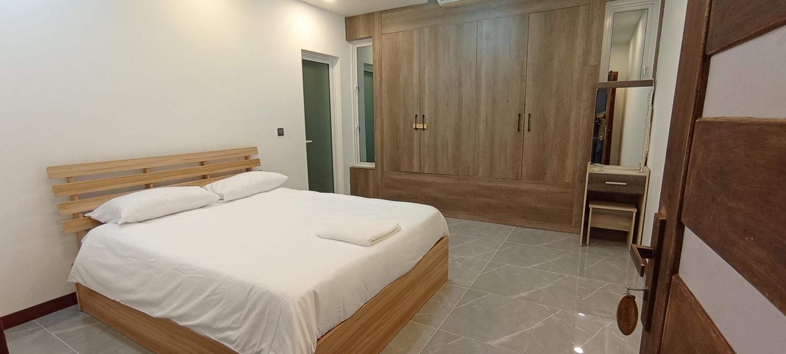Queen Room photo 2