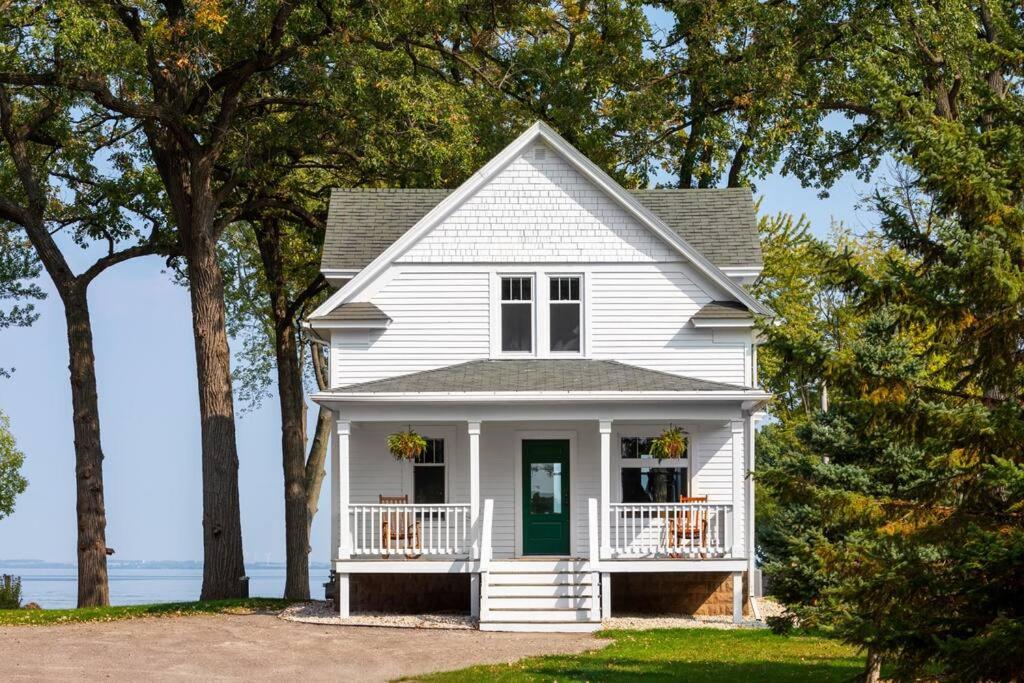 Three-Bedroom House photo 2