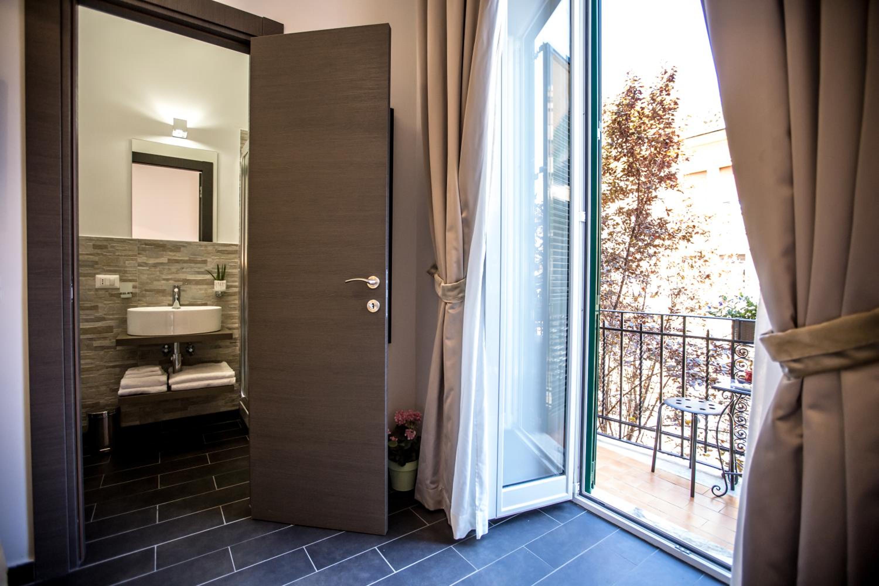 Double or Twin Room with Balcony photo 2
