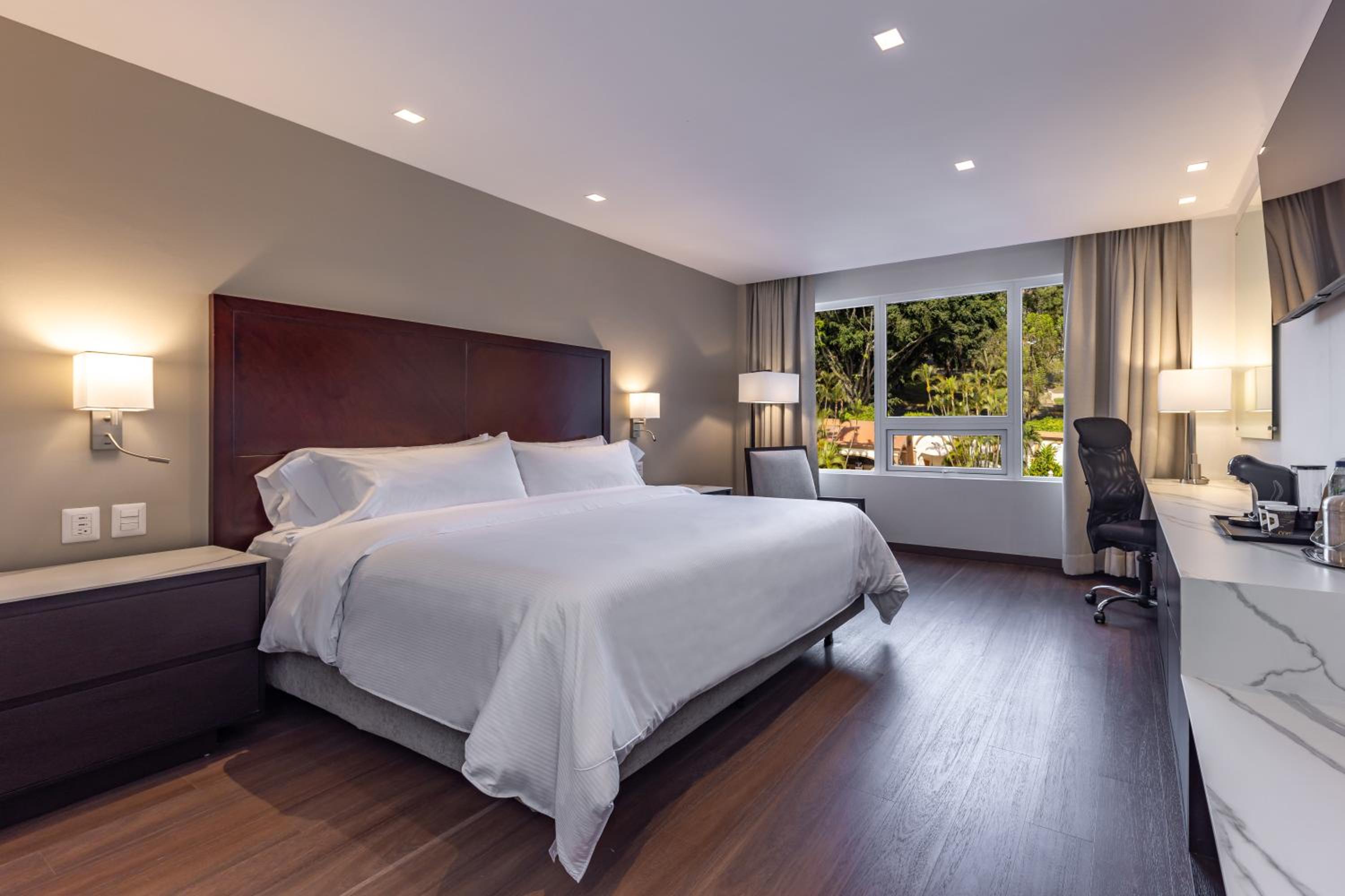 Queen Room with Garden View
