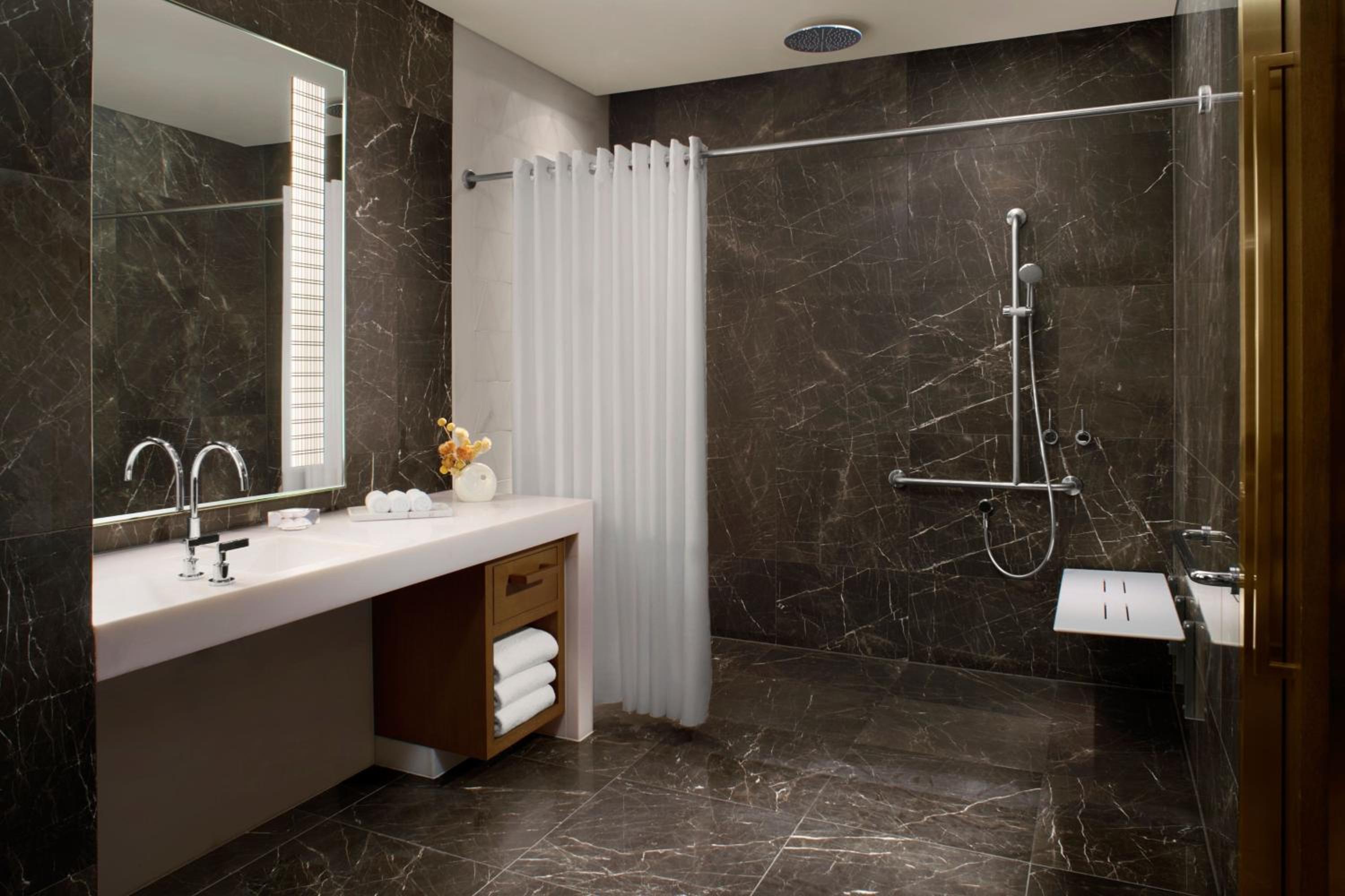 Accessible King Room  - Photo 6