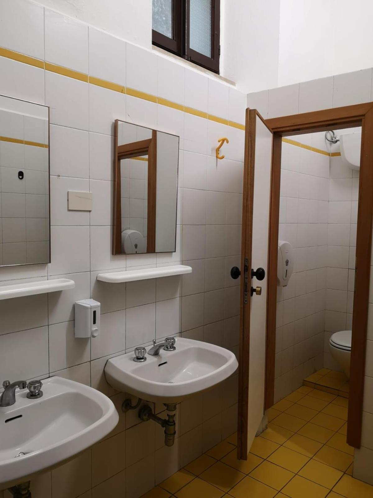8-Bed Mixed Dormitory Room photo 3