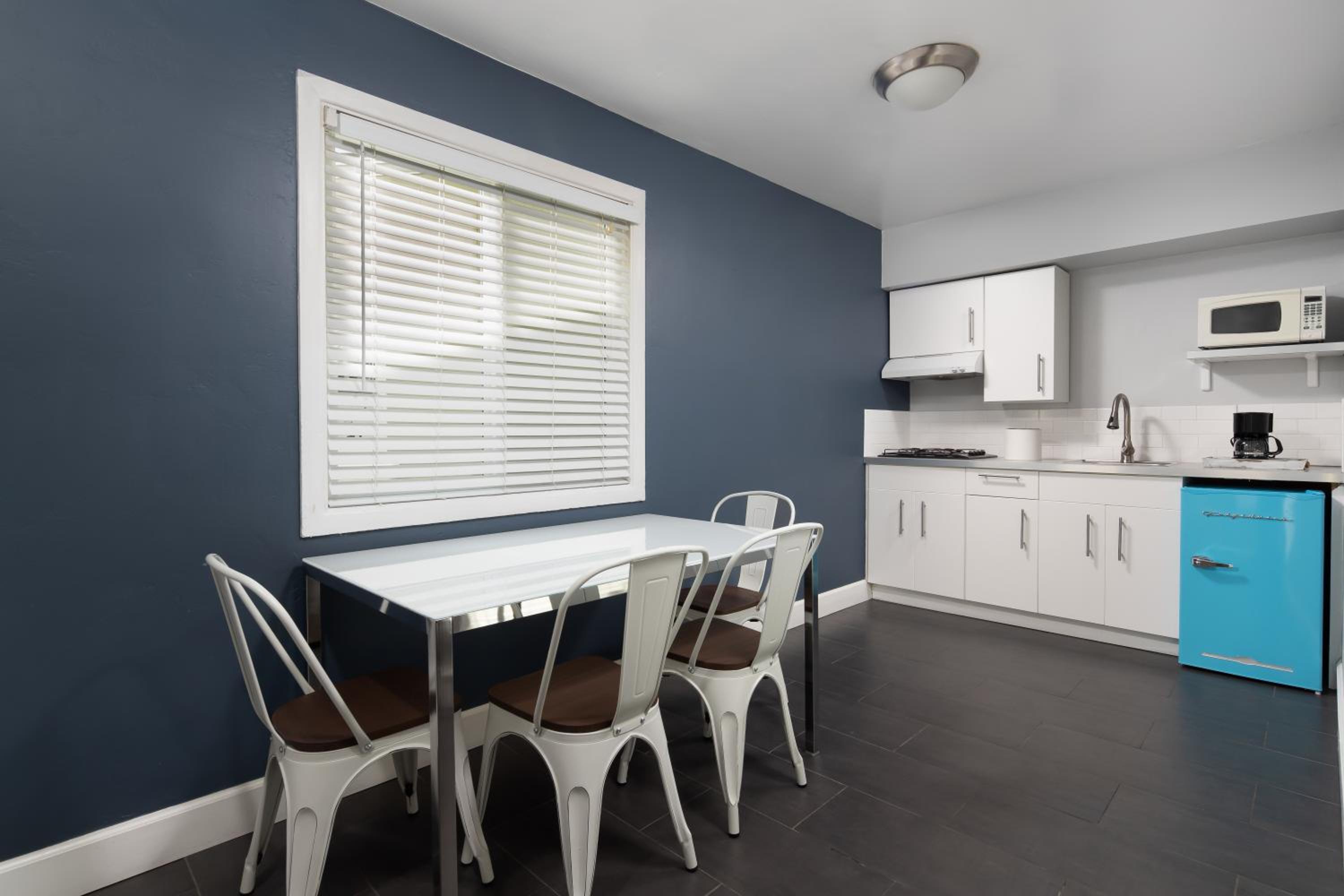 One-Bedroom Queen Suite with Kitchen - Photo 2