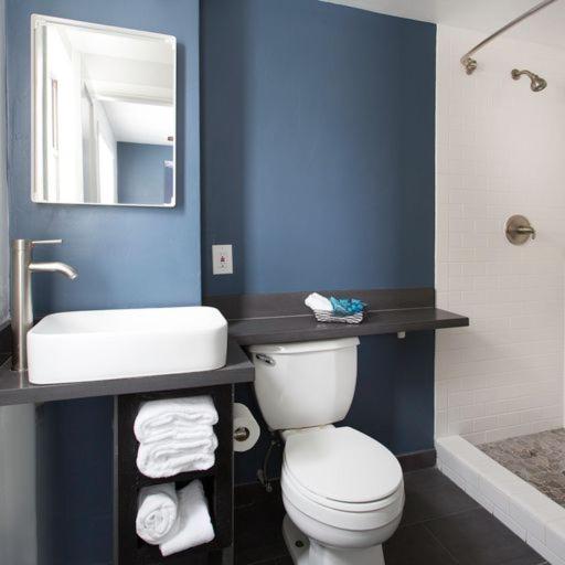 Large One-Bedroom Queen Suite with Kitchen - Photo 5