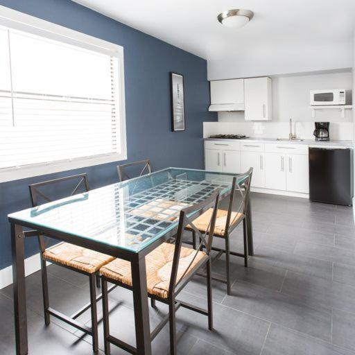 Large One-Bedroom Queen Suite with Kitchen - Photo 2
