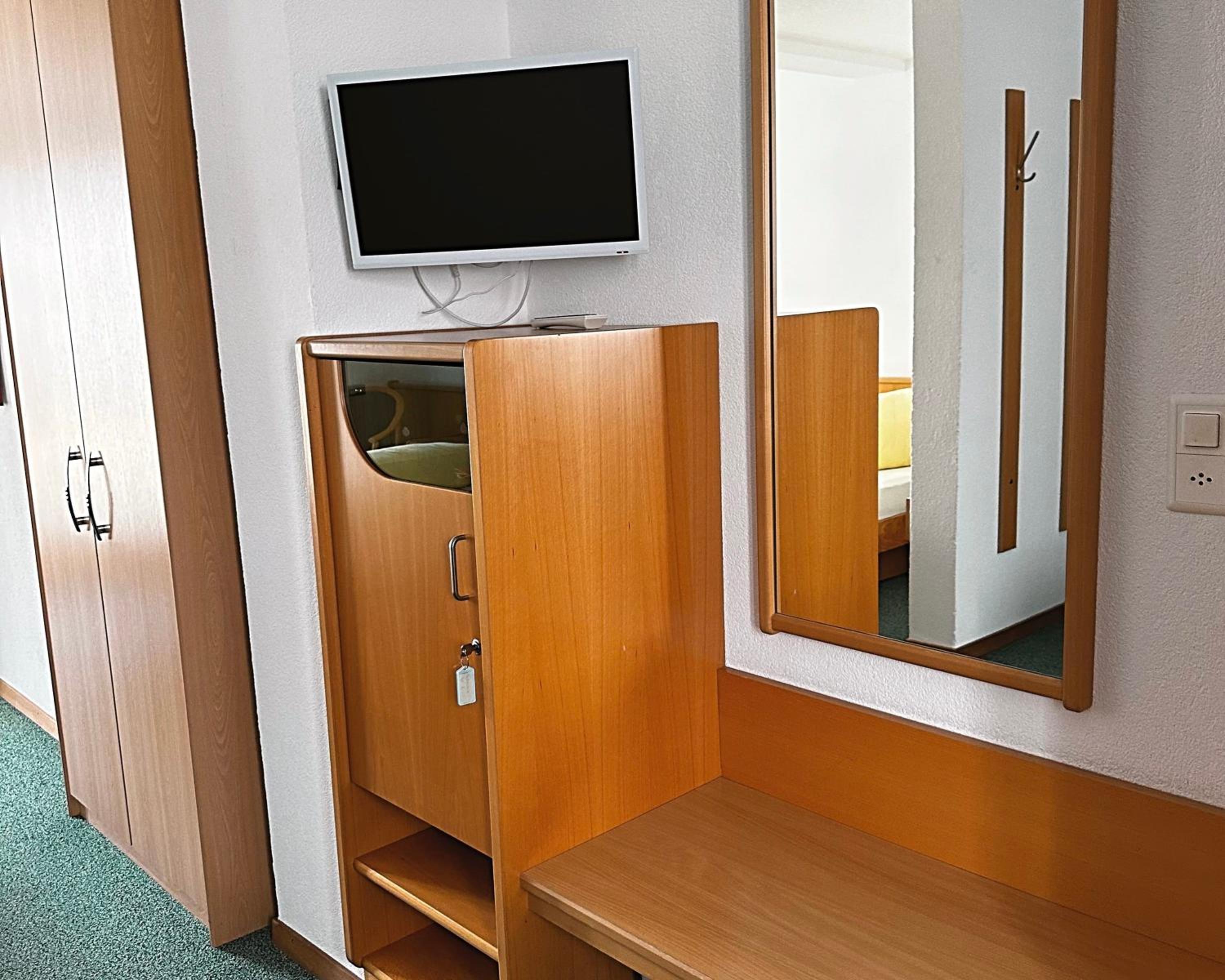 Standard Double Or Twin Room - Photo 9