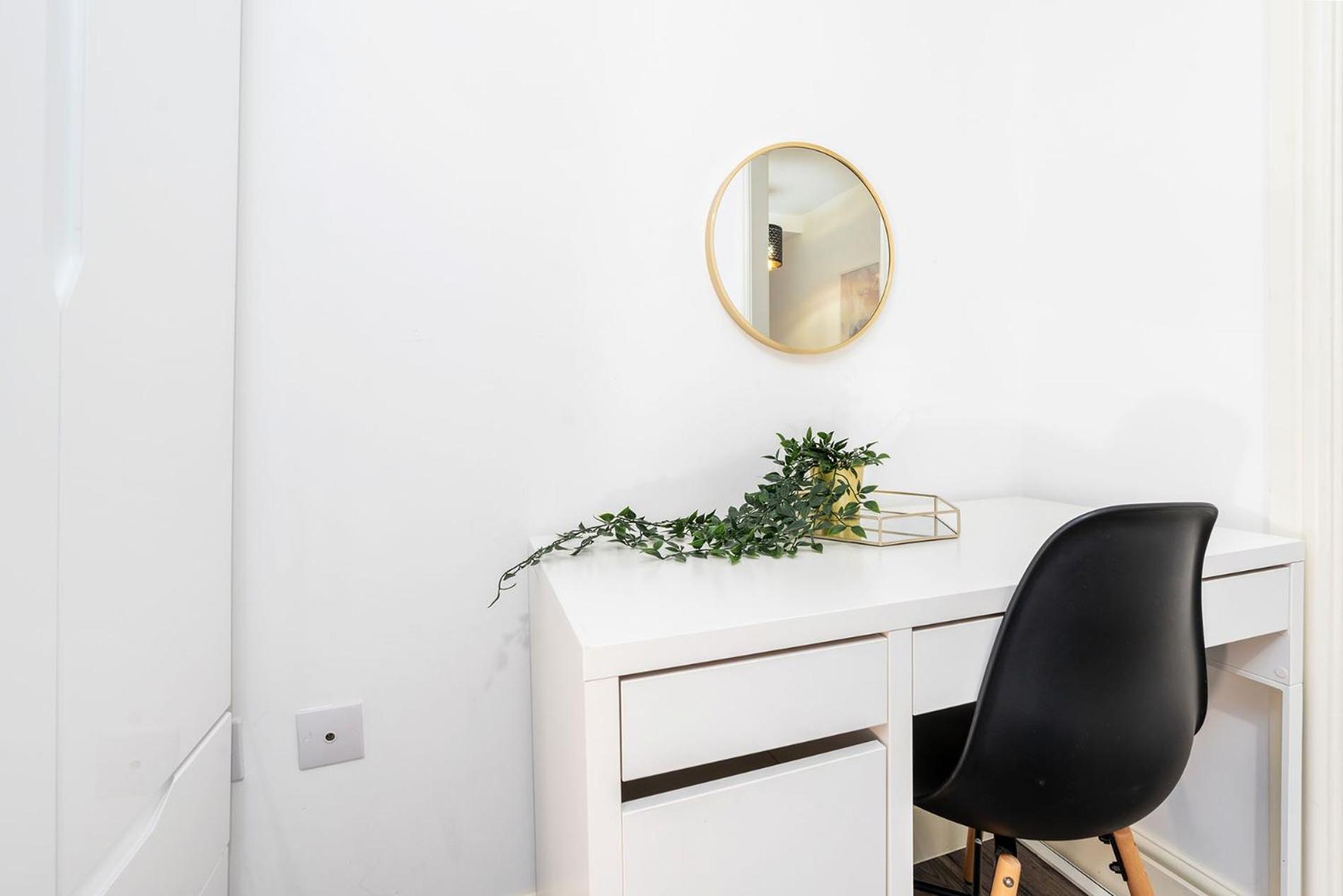 One-Bedroom Apartment photo 2