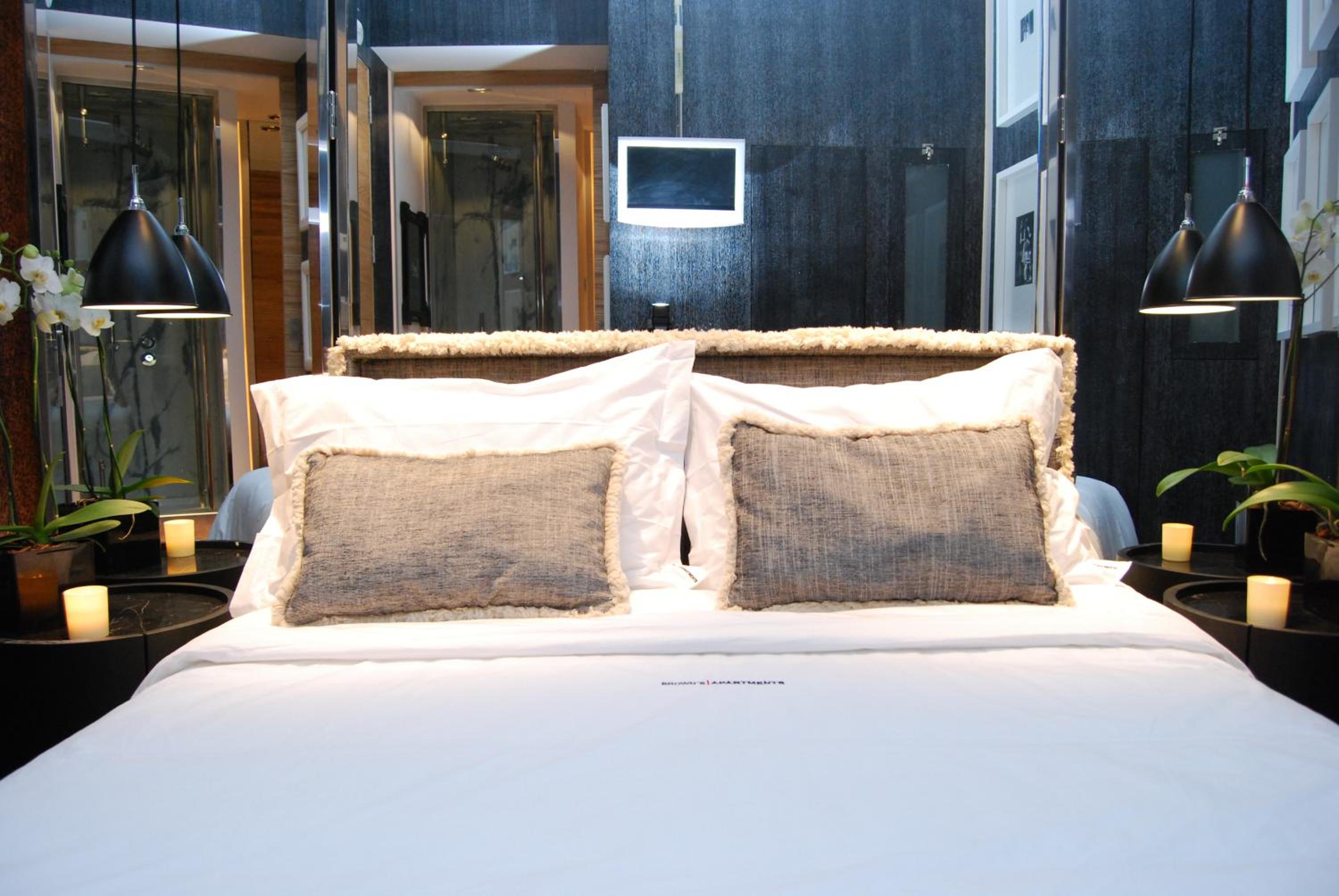 Small Room with Interior View - Photo 17