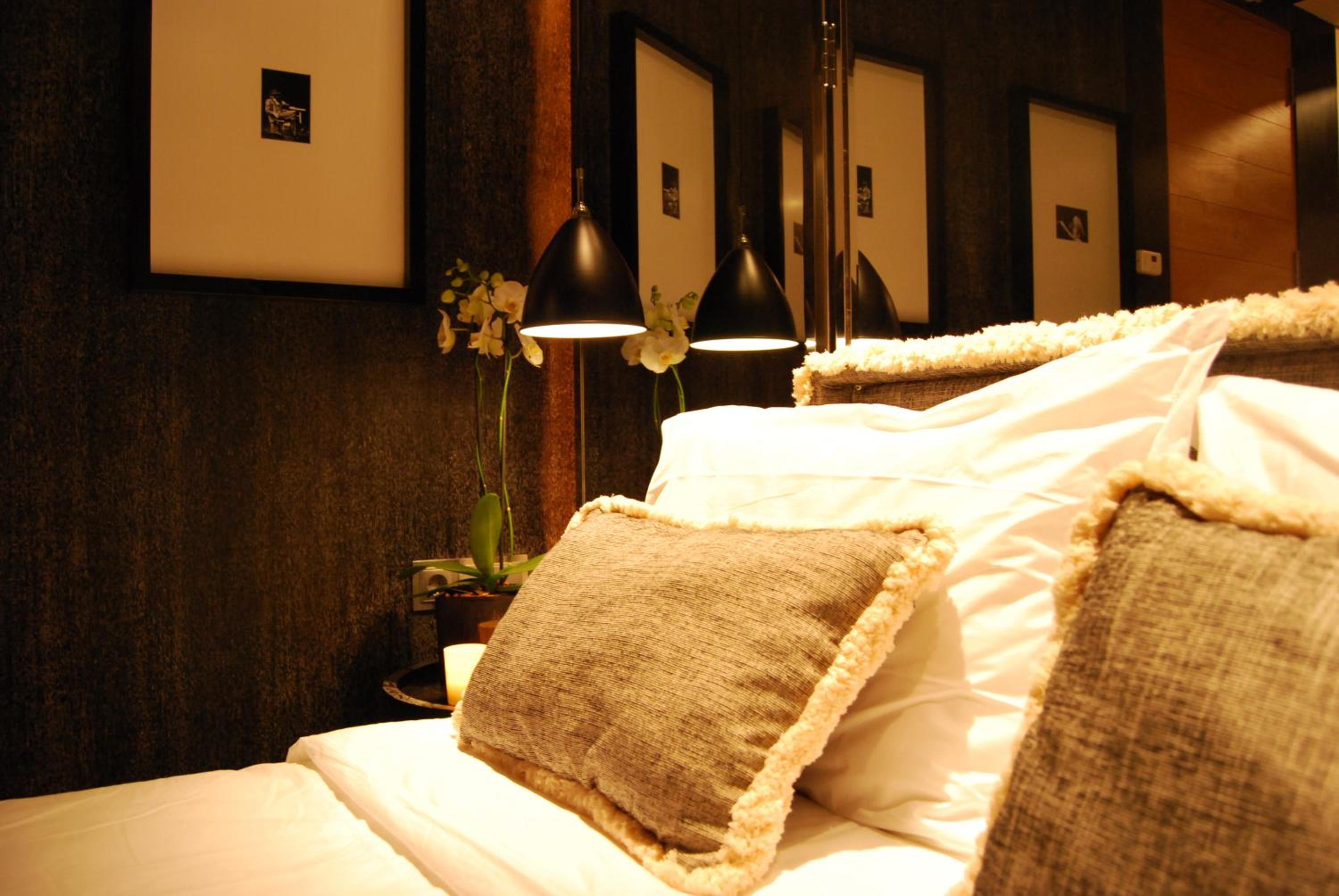 Small Room with Interior View - Photo 19