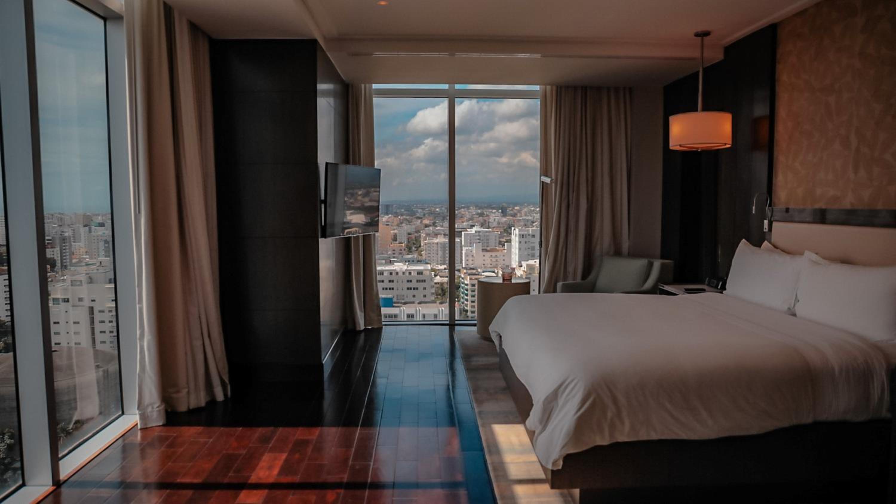 One-Bedroom Suite - Club Lounge Access/High Floor thumbnail 6