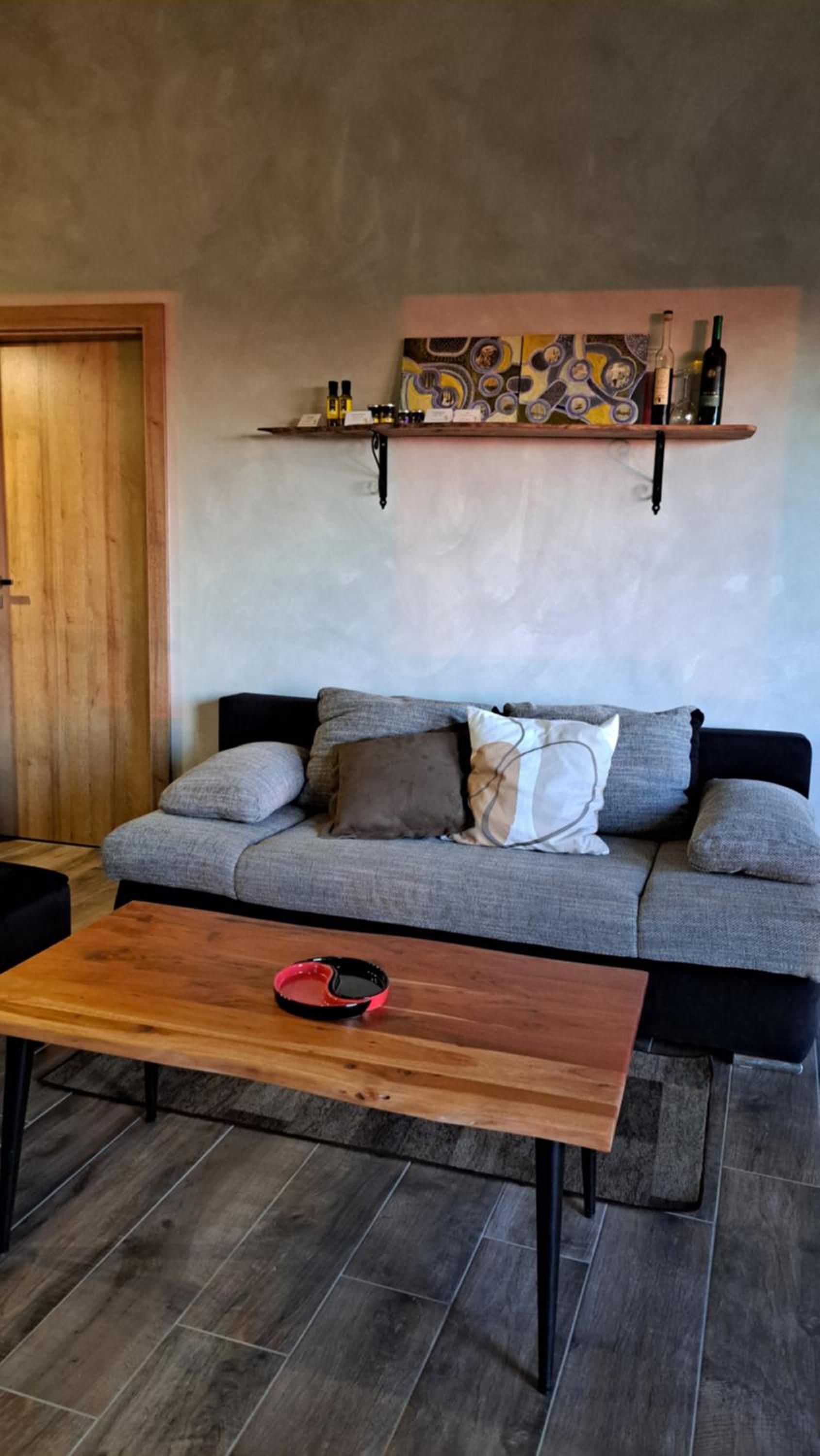 One-Bedroom Apartment photo 1
