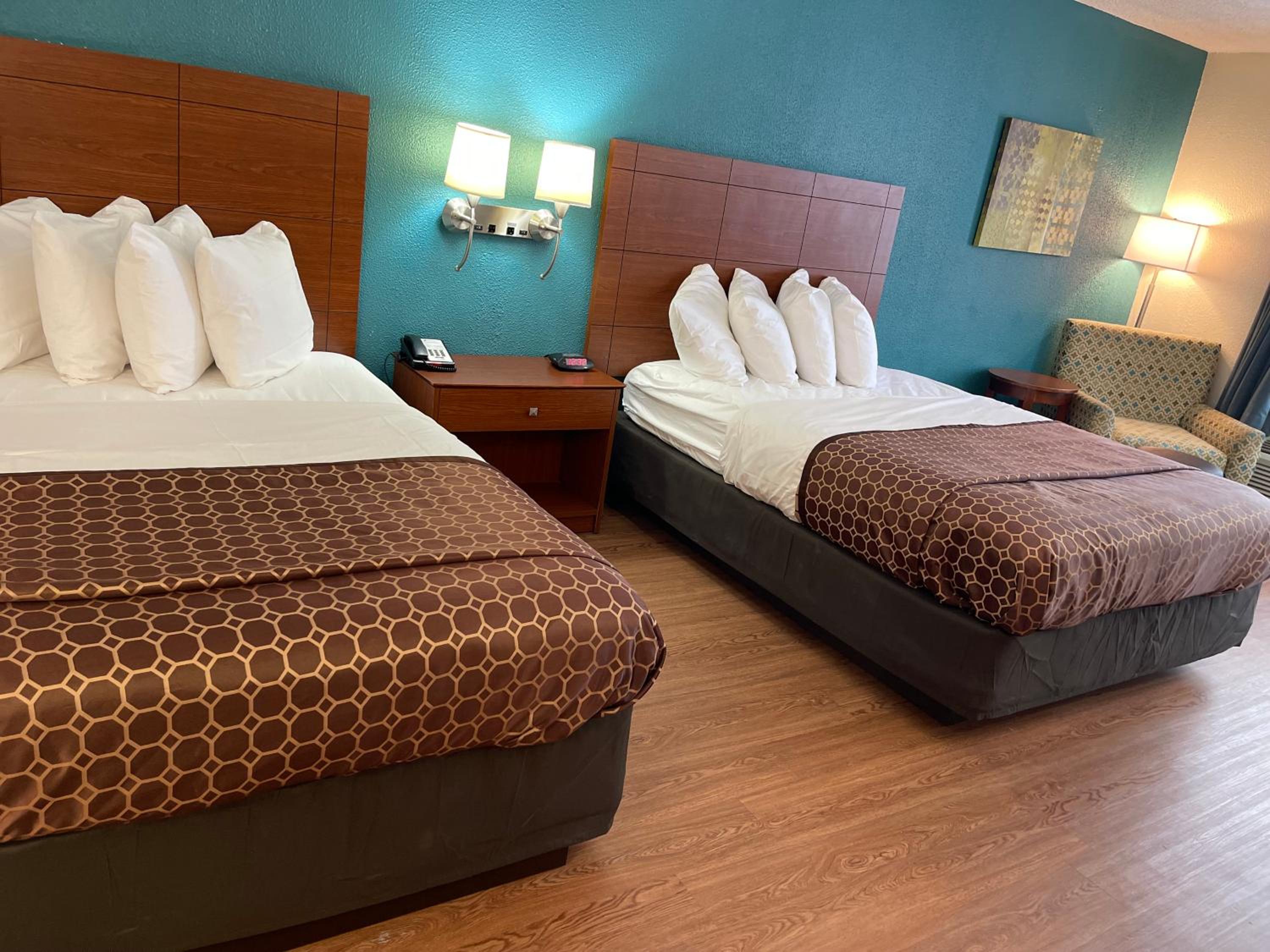 Queen Room with Two Queen Beds - Non-Smoking - Photo 1