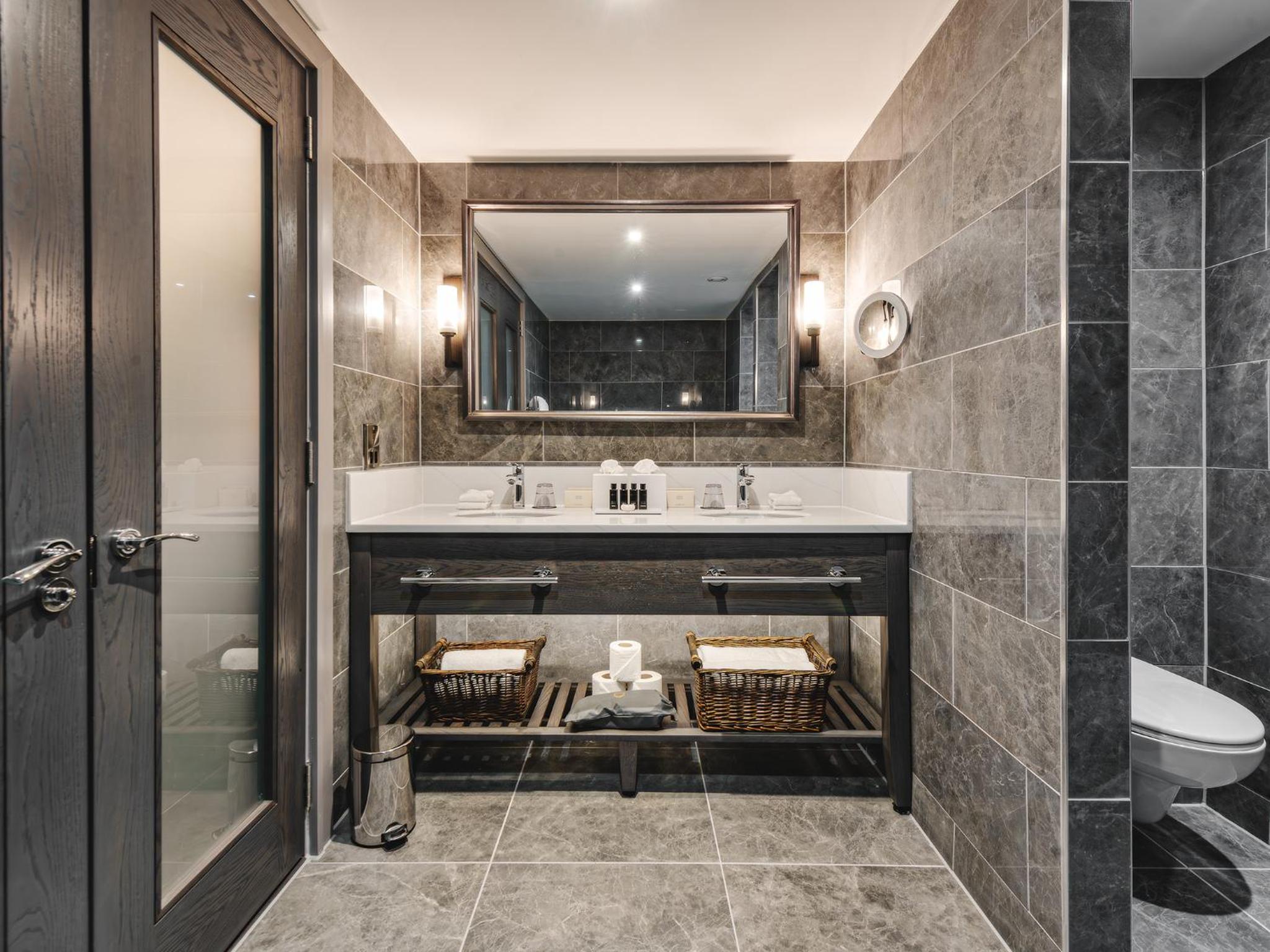 Deluxe Suite - Photo 11