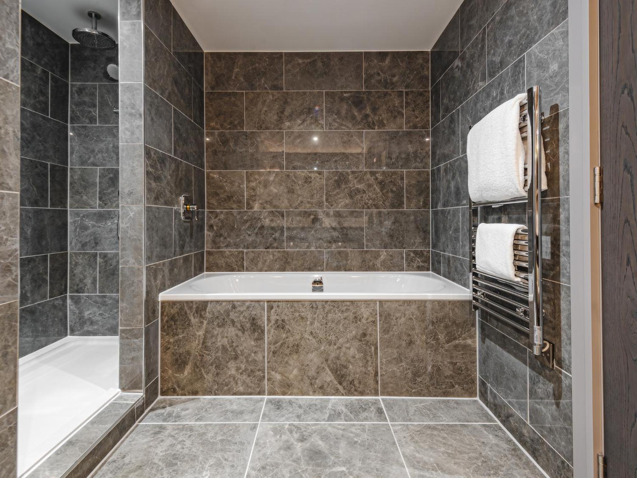 Deluxe Suite - Photo 9